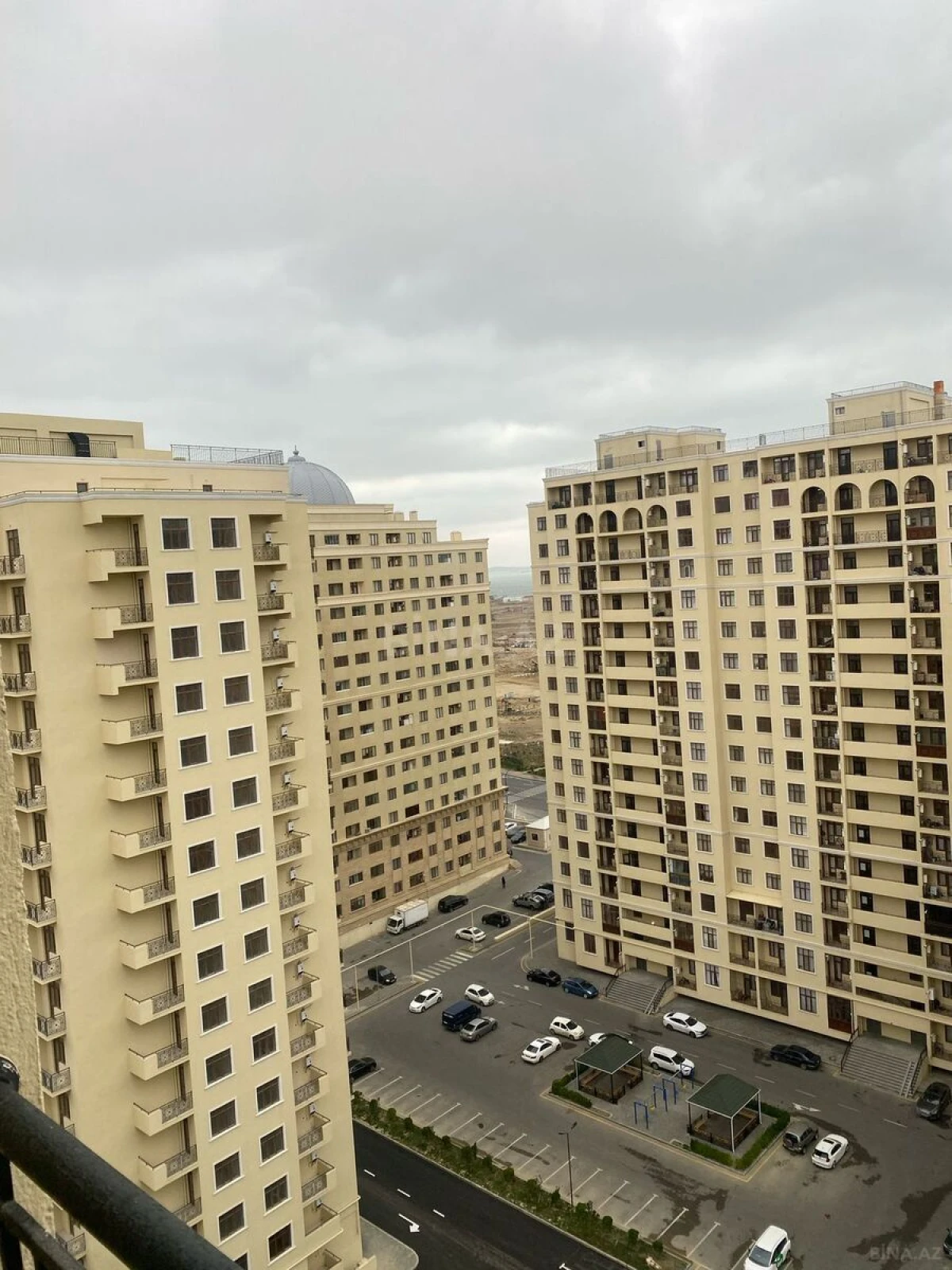 Satılır 4 otaqlı mənzil 135 m²