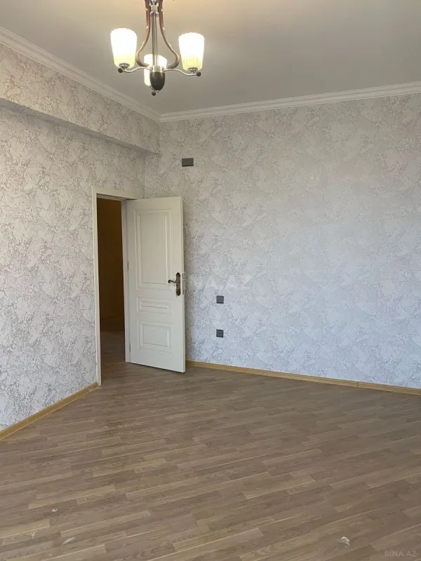 Satılır 4 otaqlı mənzil 135 m²