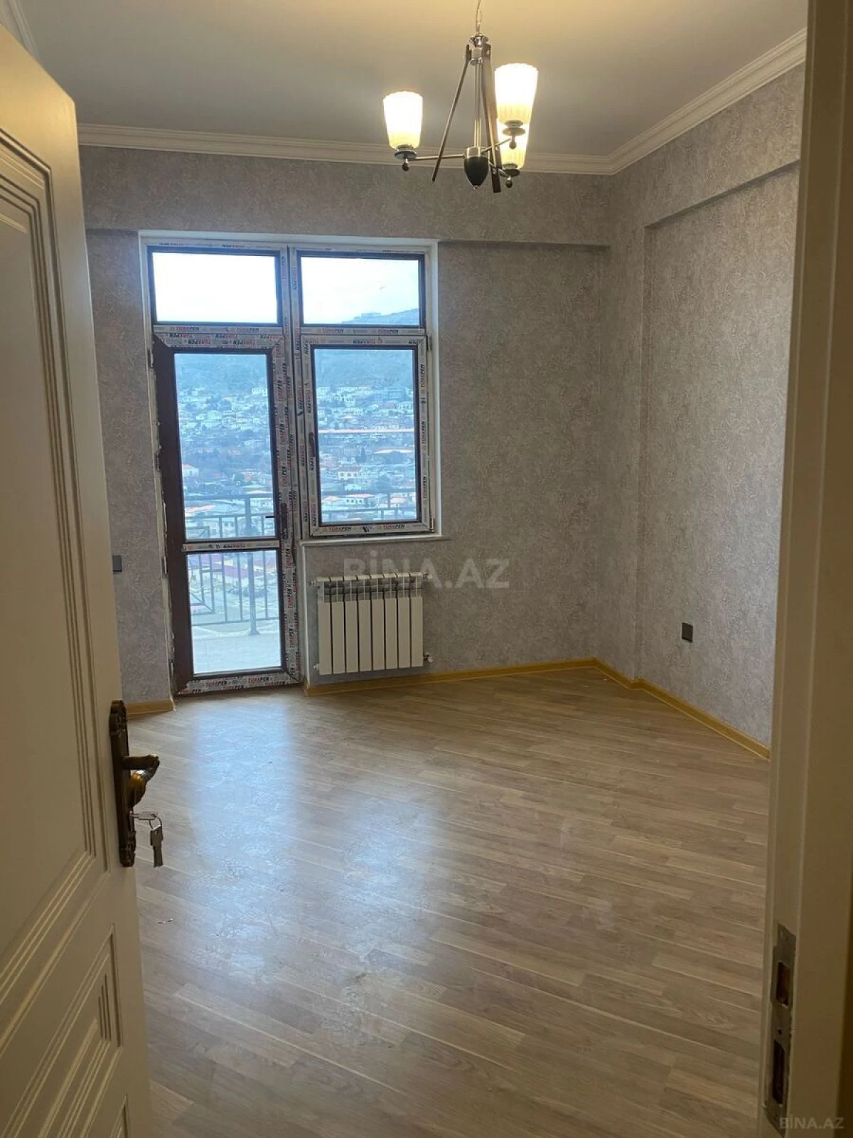Satılır 4 otaqlı mənzil 135 m²