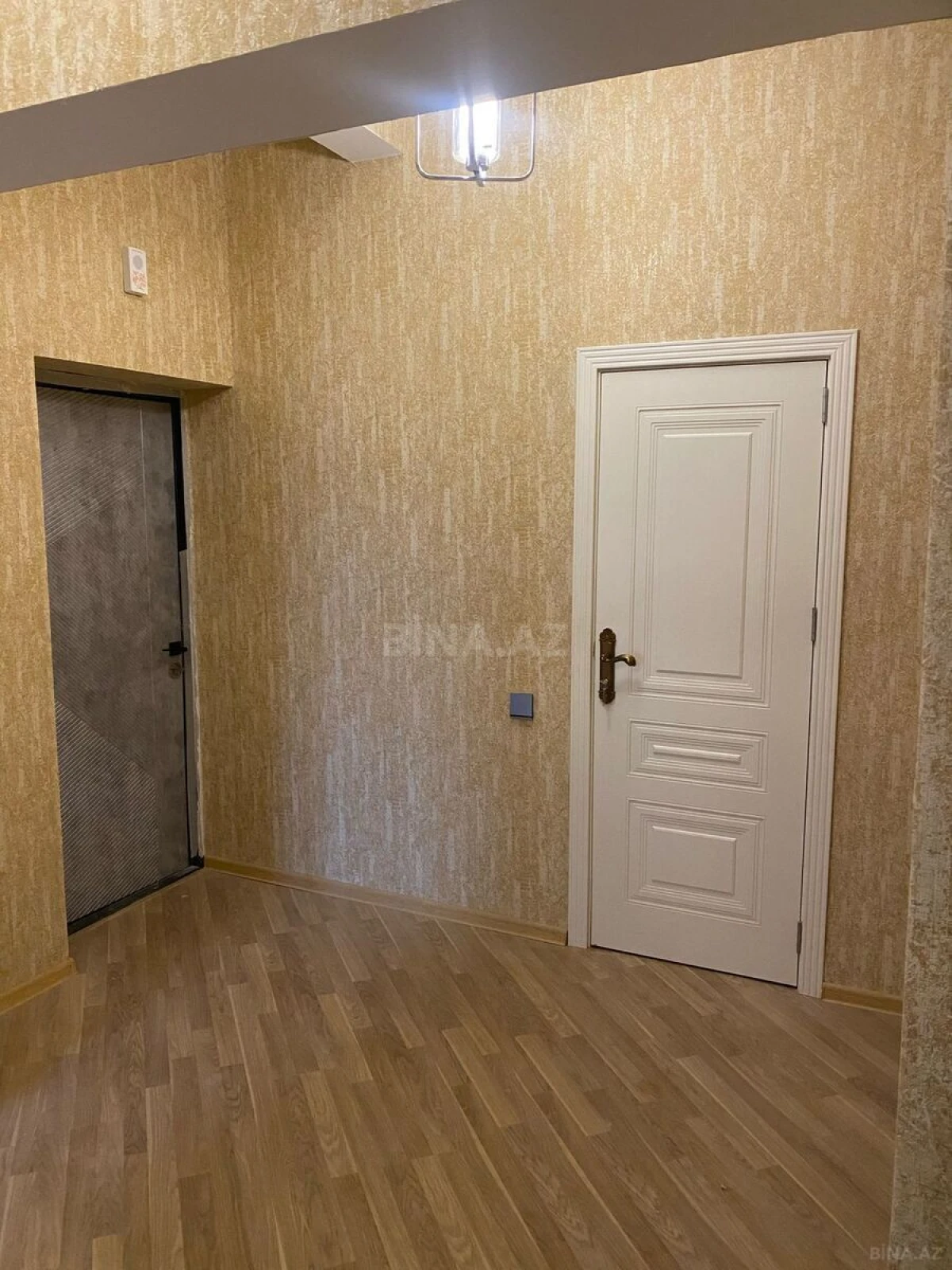 Satılır 4 otaqlı mənzil 135 m²