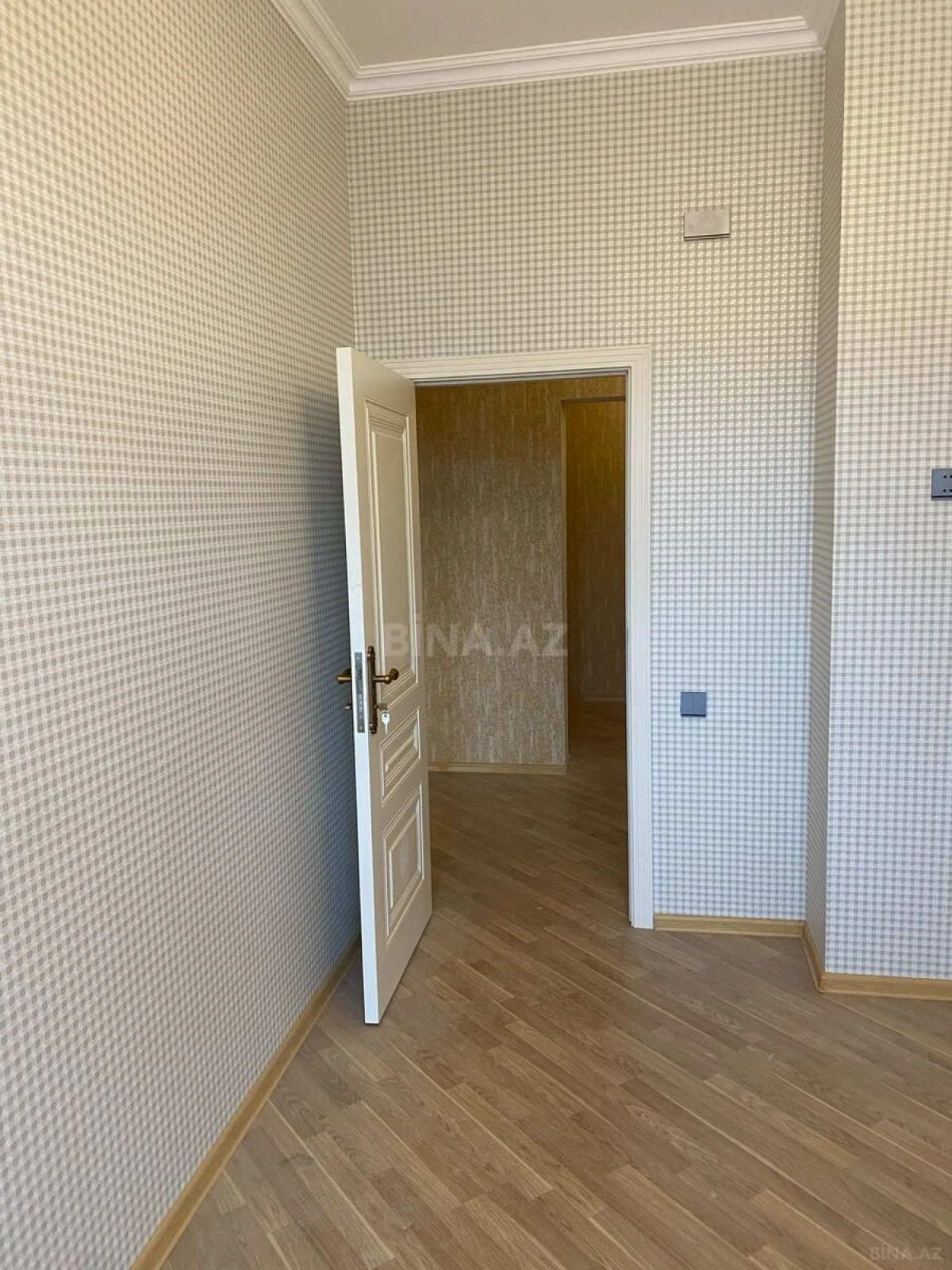 Satılır 4 otaqlı mənzil 135 m²