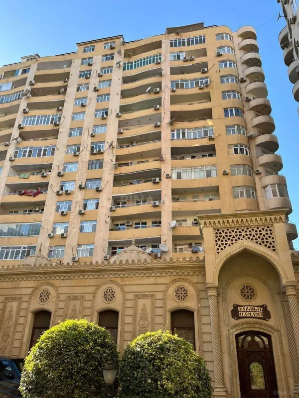 Satılır 4 otaqlı mənzil 192 m²