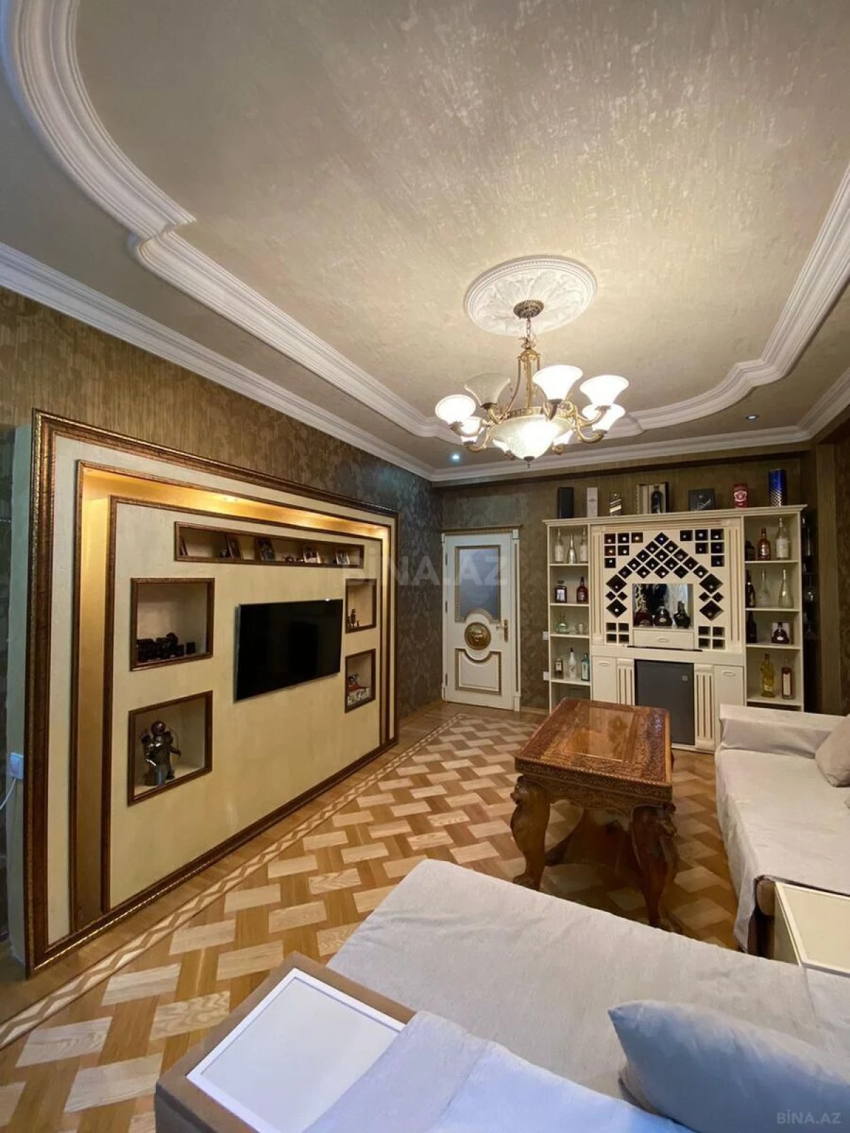 Satılır 4 otaqlı mənzil 192 m²