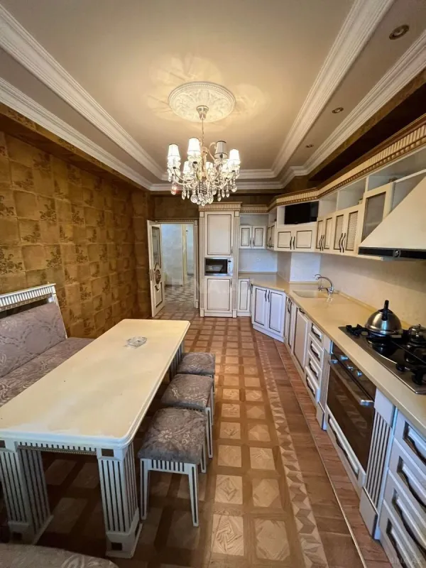 Satılır 4 otaqlı mənzil 192 m²