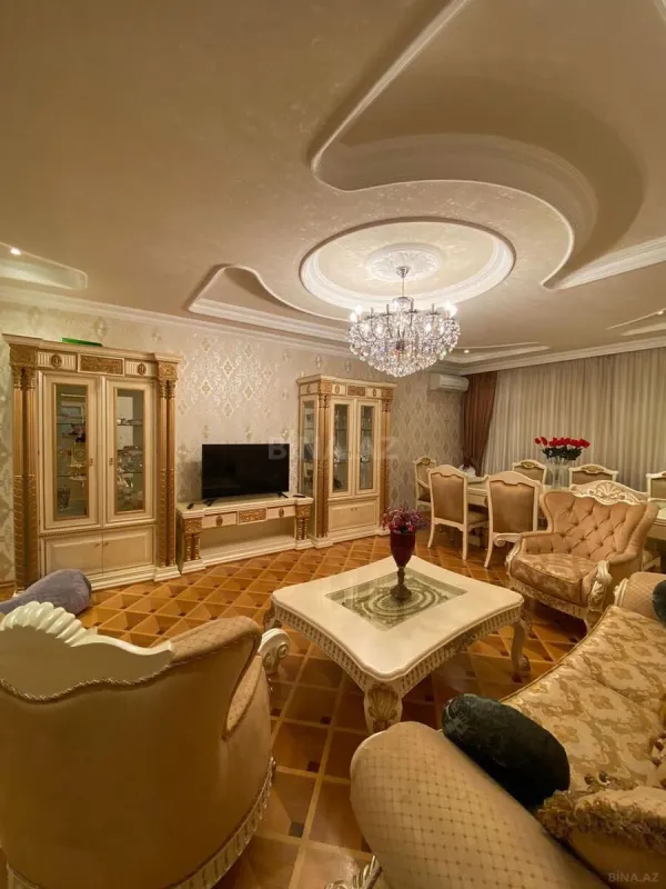 Satılır 4 otaqlı mənzil 192 m²