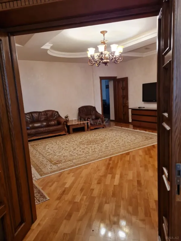 Satılır 4 otaqlı mənzil 145 m²