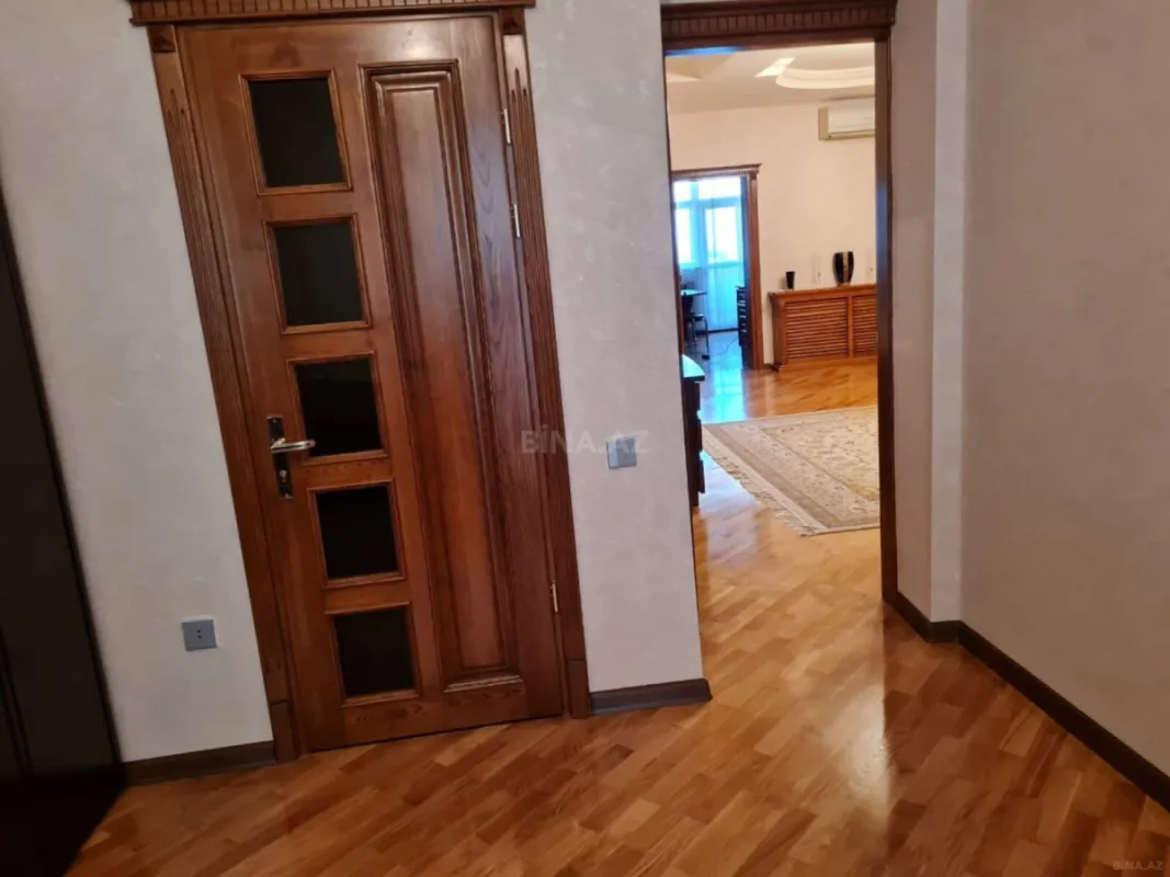 Satılır 4 otaqlı mənzil 145 m²