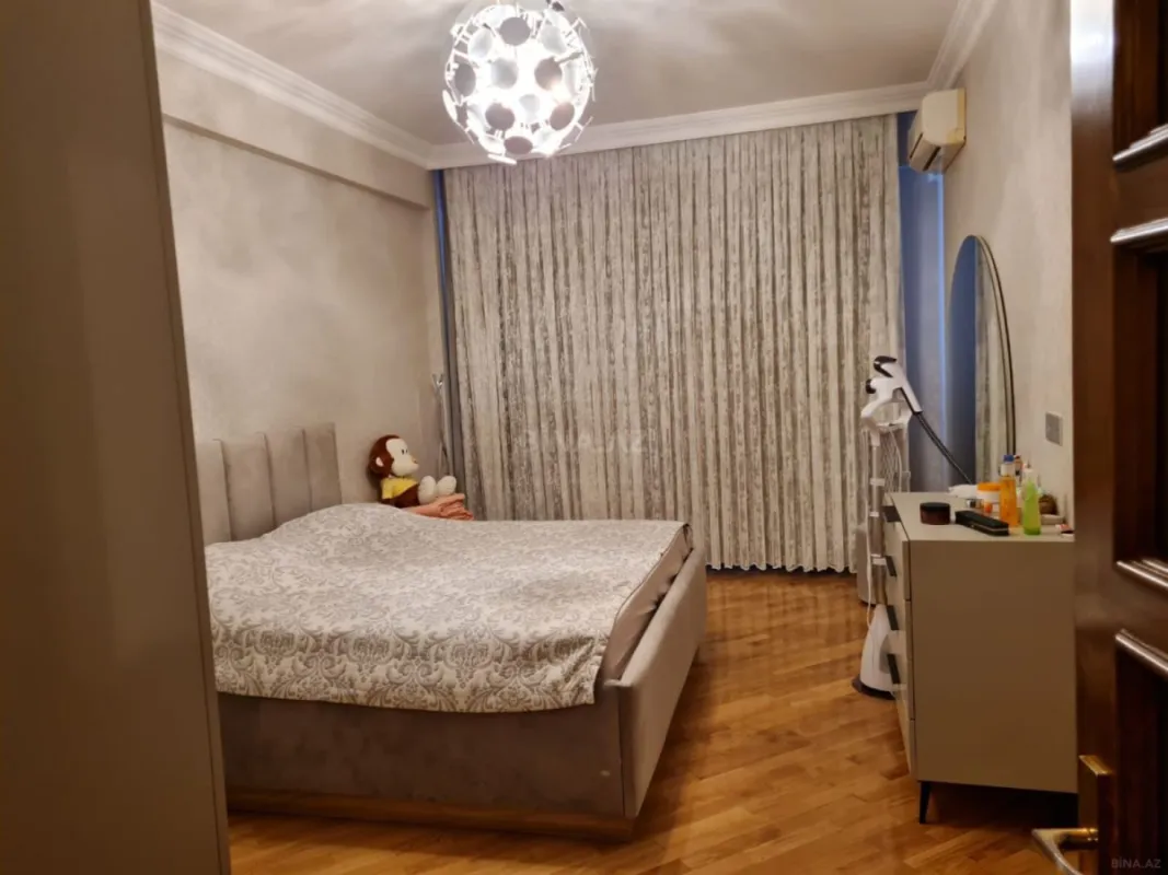 Satılır 4 otaqlı mənzil 145 m²