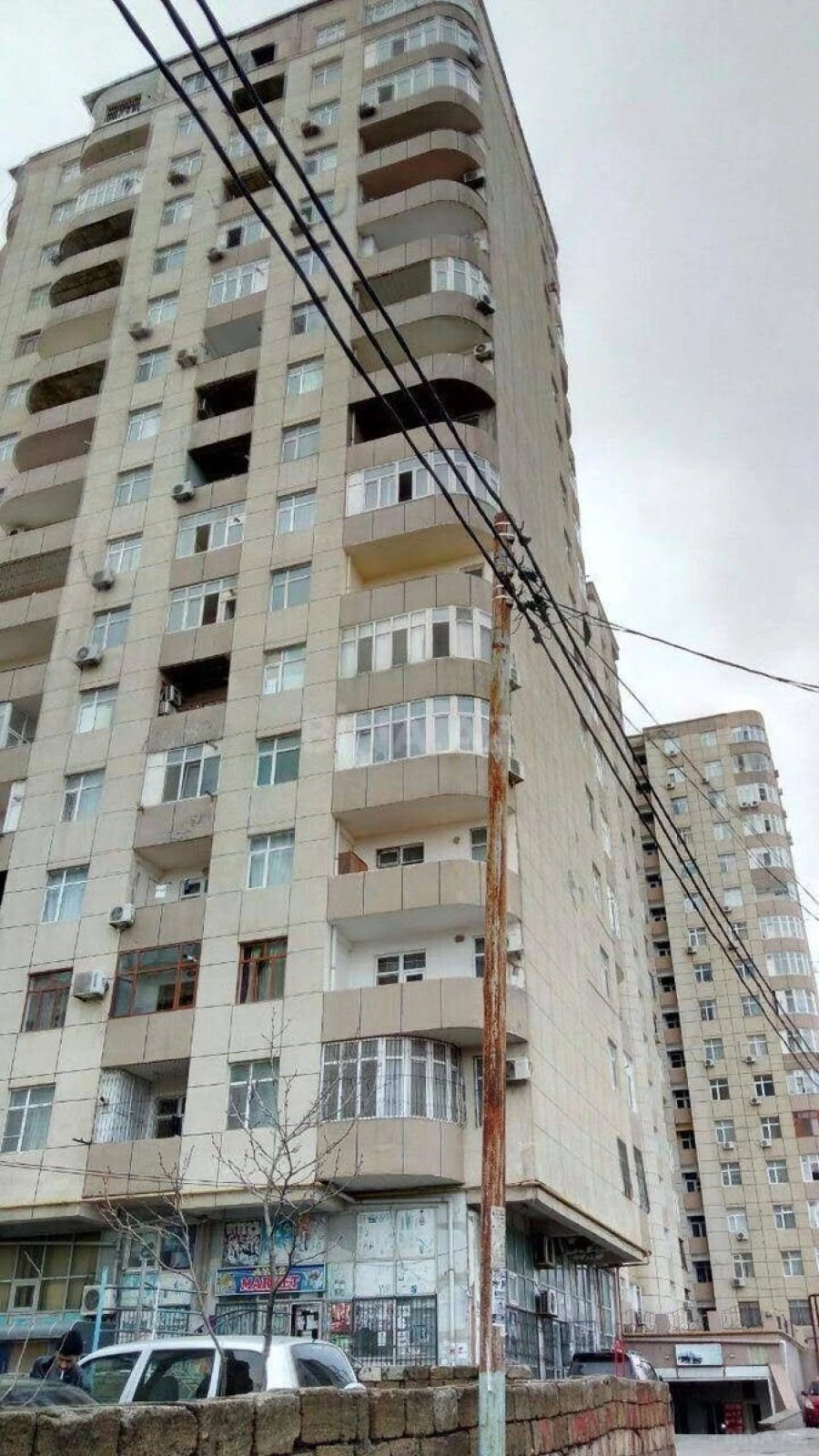 Satılır 4 otaqlı mənzil 145 m²