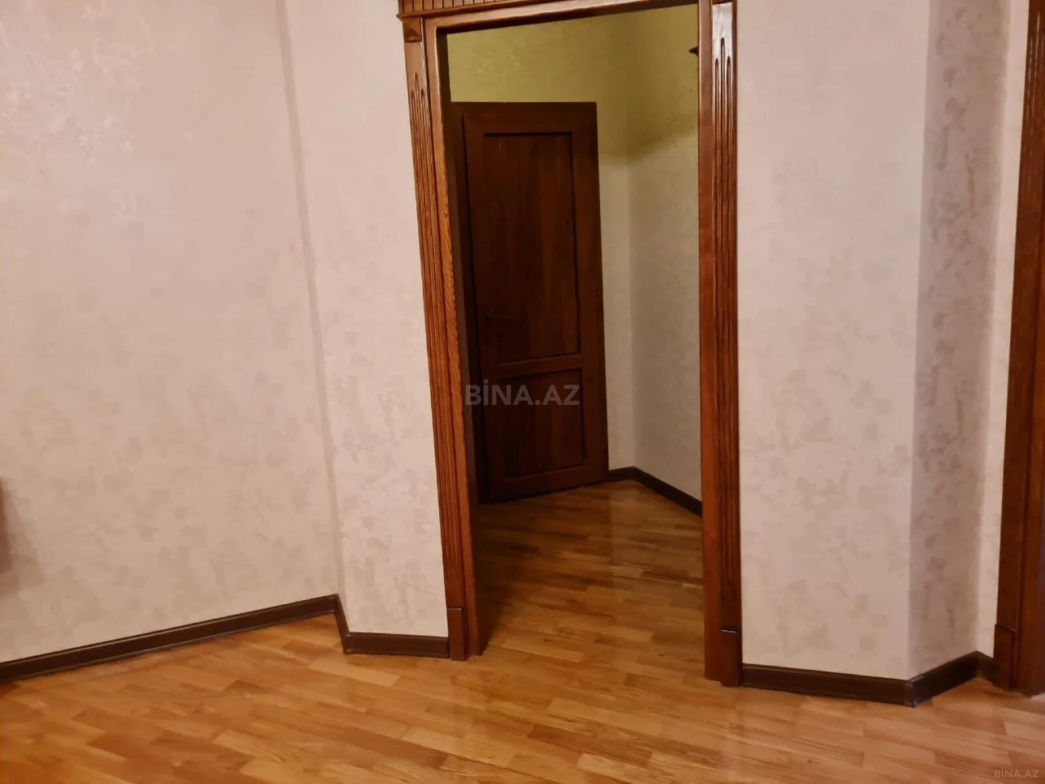 Satılır 4 otaqlı mənzil 145 m²