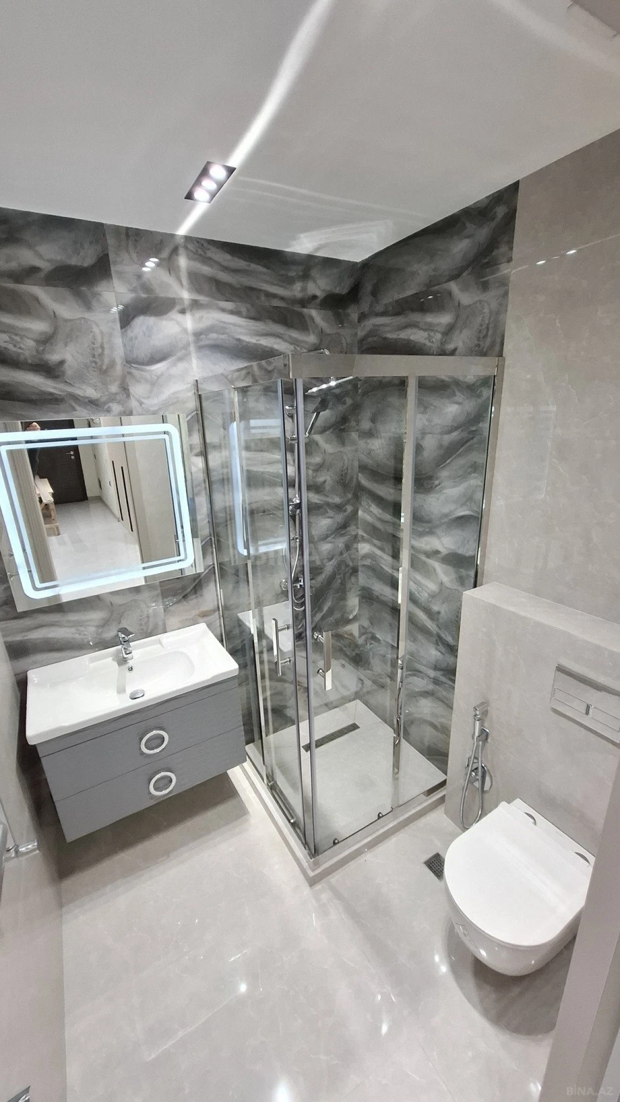 Satılır 3 otaqlı mənzil 130 m²