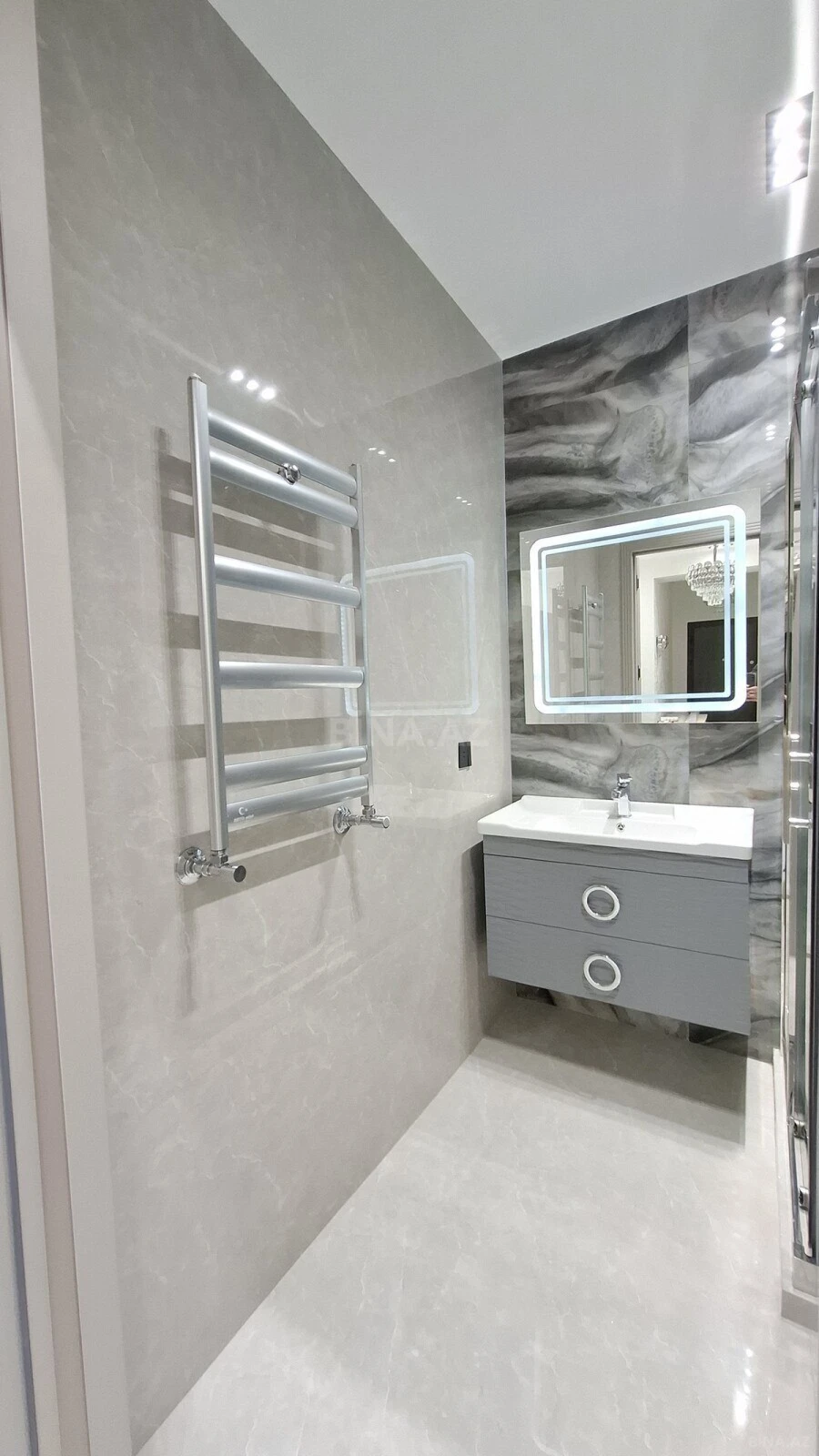 Satılır 3 otaqlı mənzil 130 m²