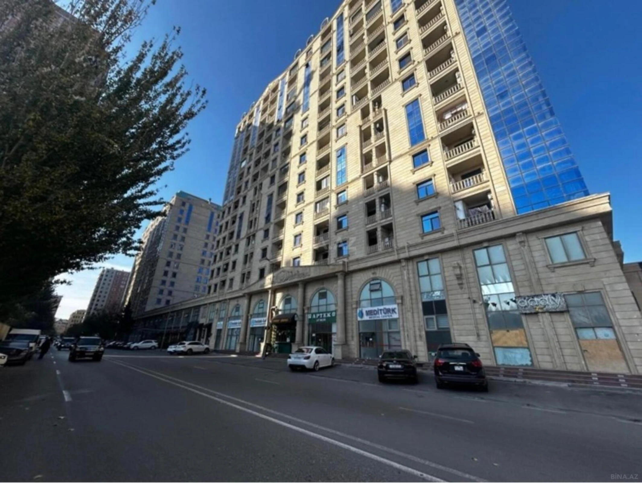 Satılır 4 otaqlı mənzil 203 m²