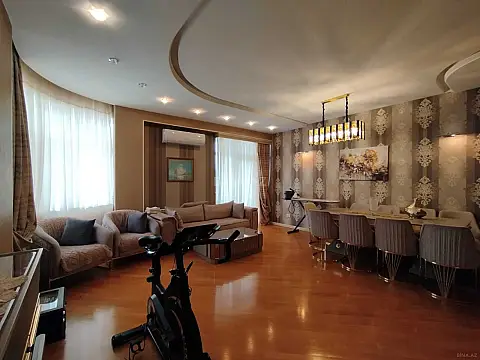 Satılır 4 otaqlı mənzil 180 m²