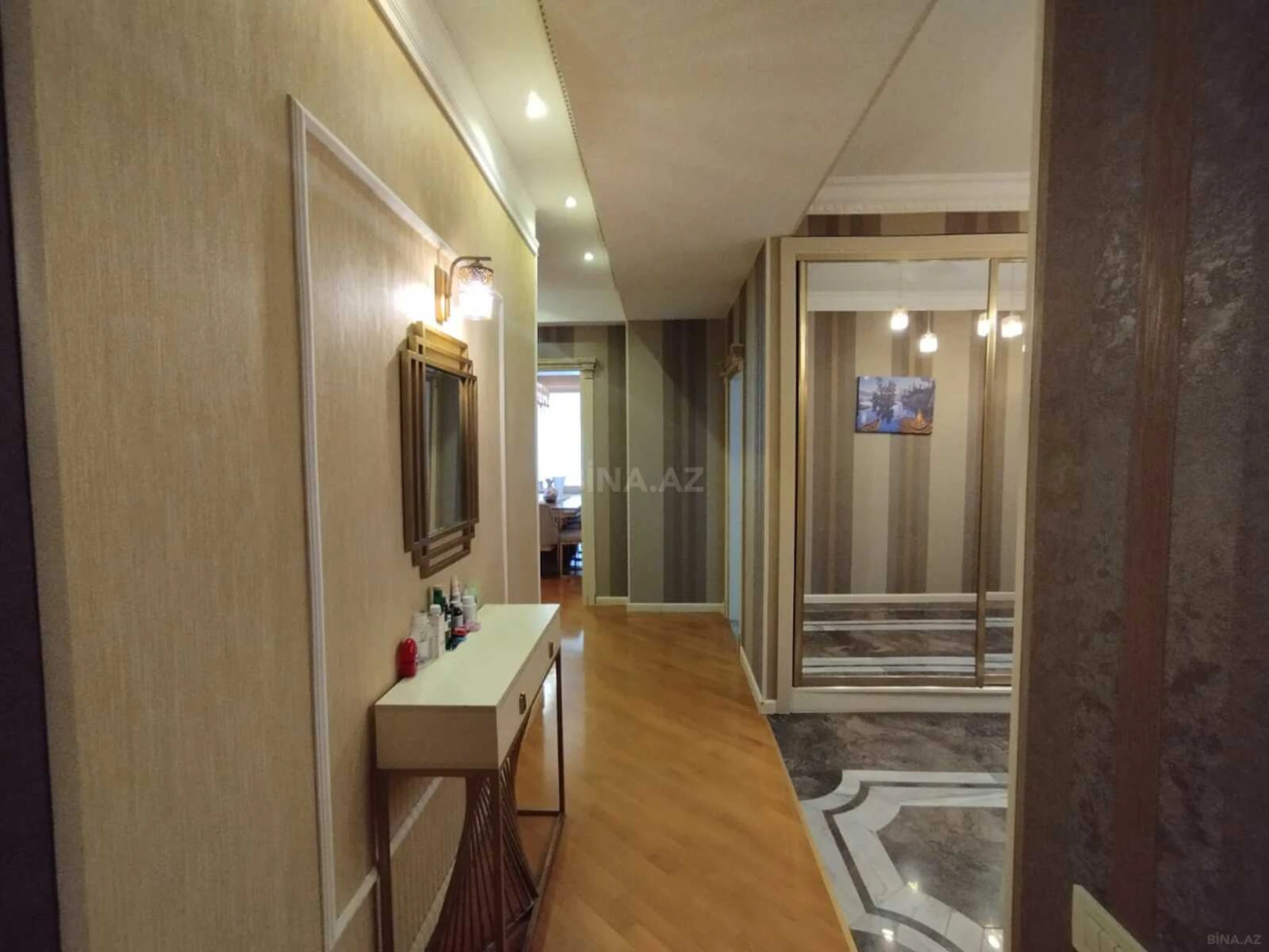 Satılır 4 otaqlı mənzil 180 m²