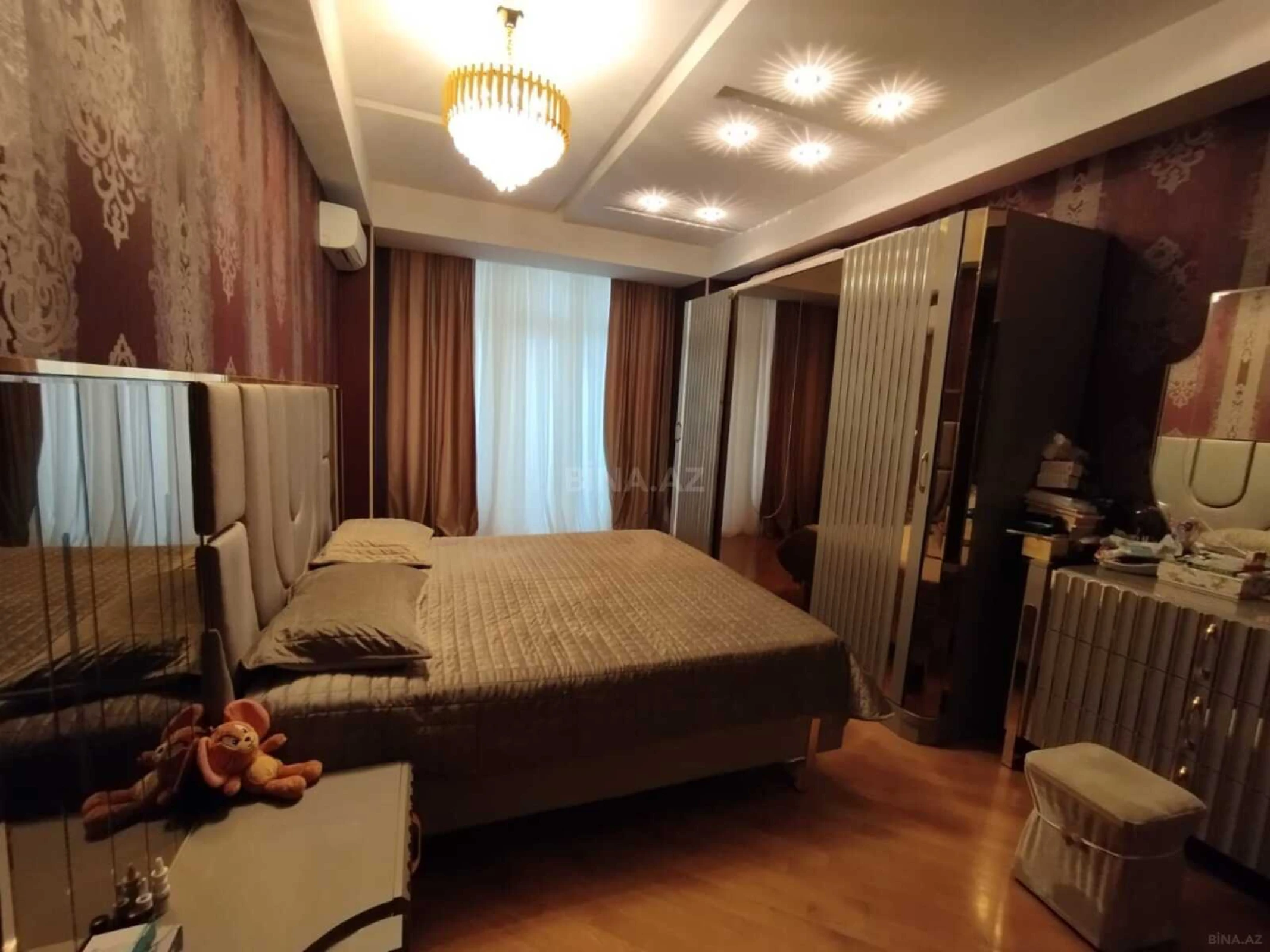 Satılır 4 otaqlı mənzil 180 m²