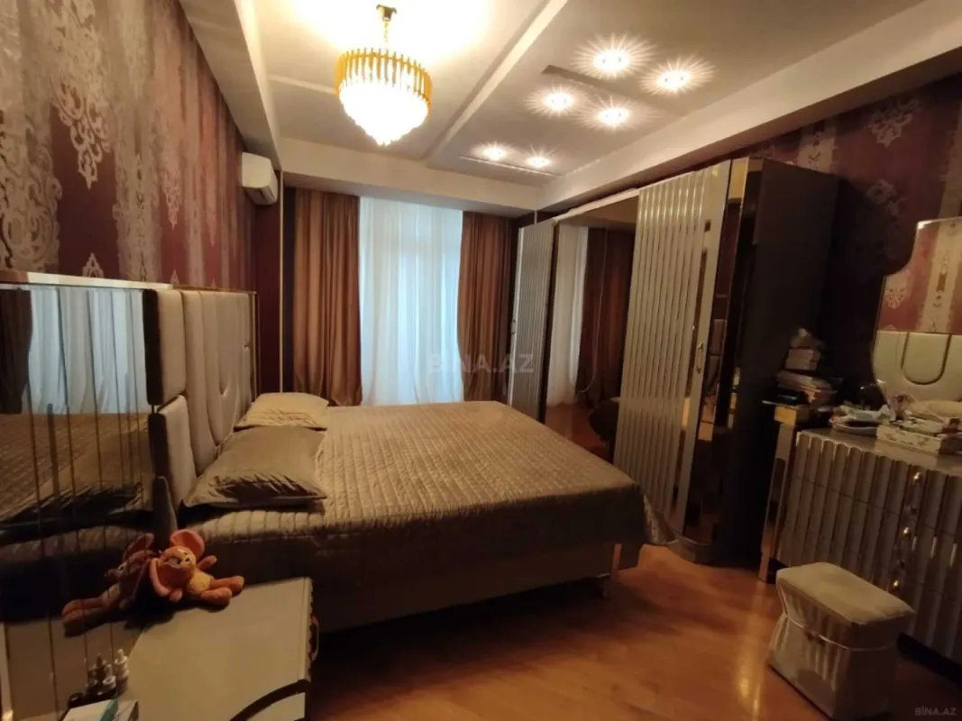 Satılır 4 otaqlı mənzil 180 m²