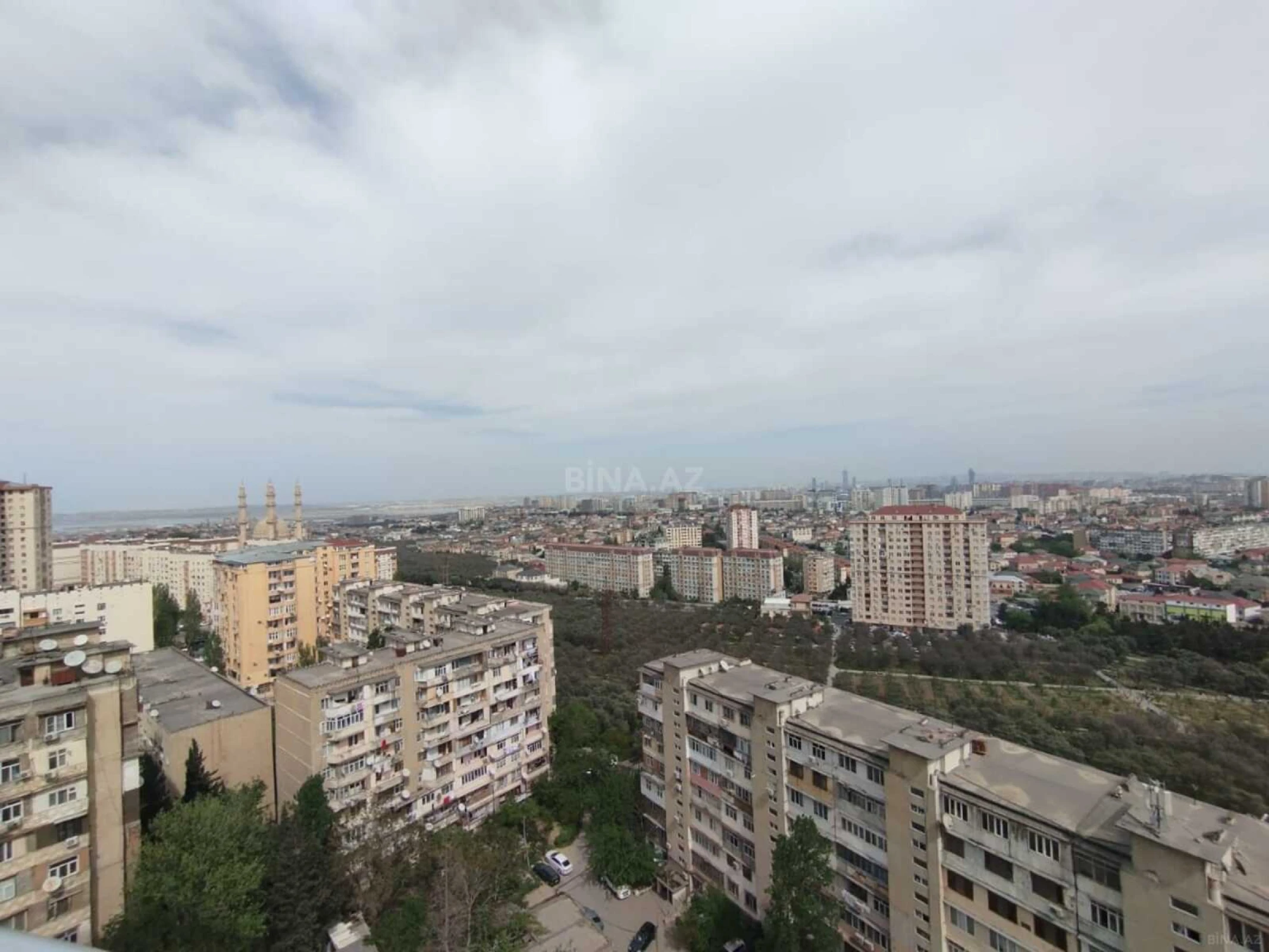 Satılır 4 otaqlı mənzil 180 m²