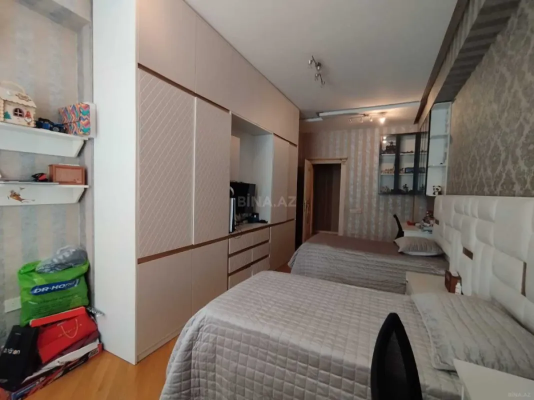 Satılır 4 otaqlı mənzil 180 m²