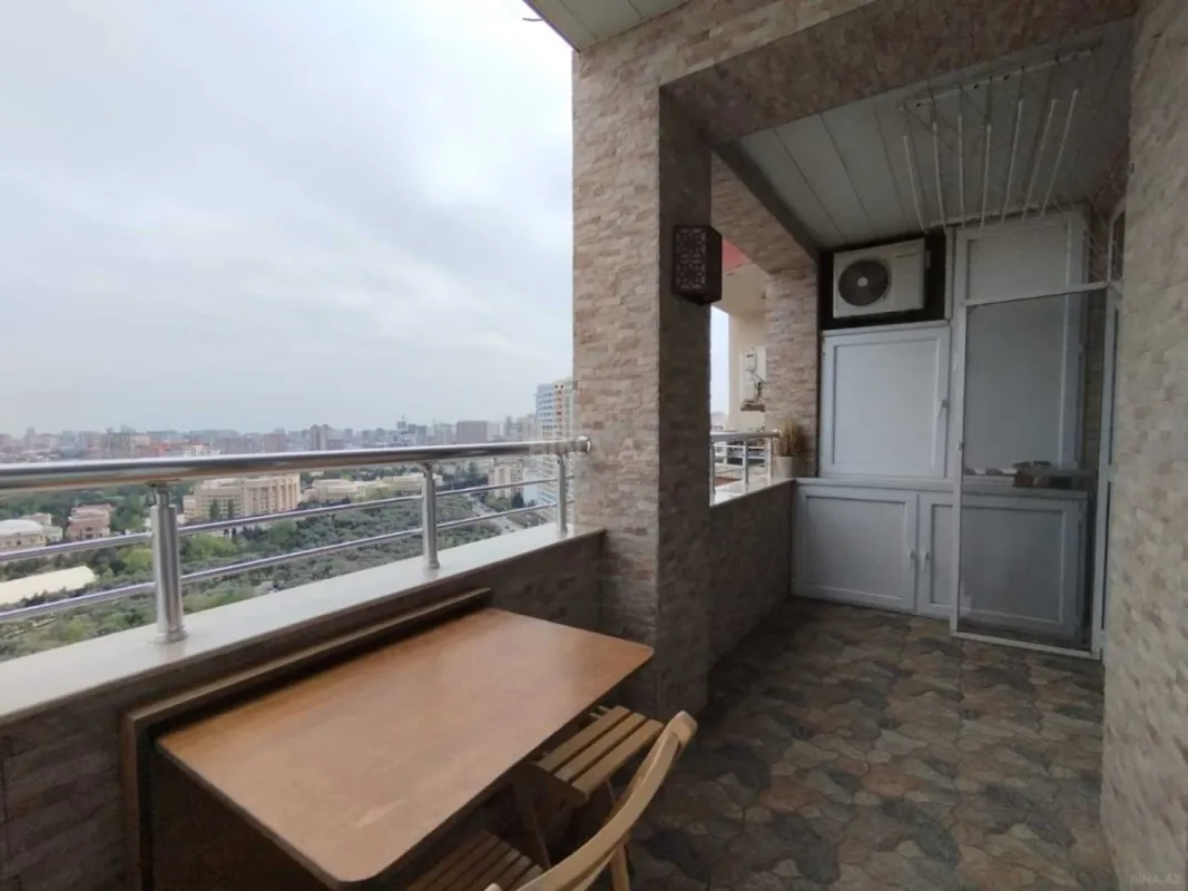 Satılır 4 otaqlı mənzil 180 m²