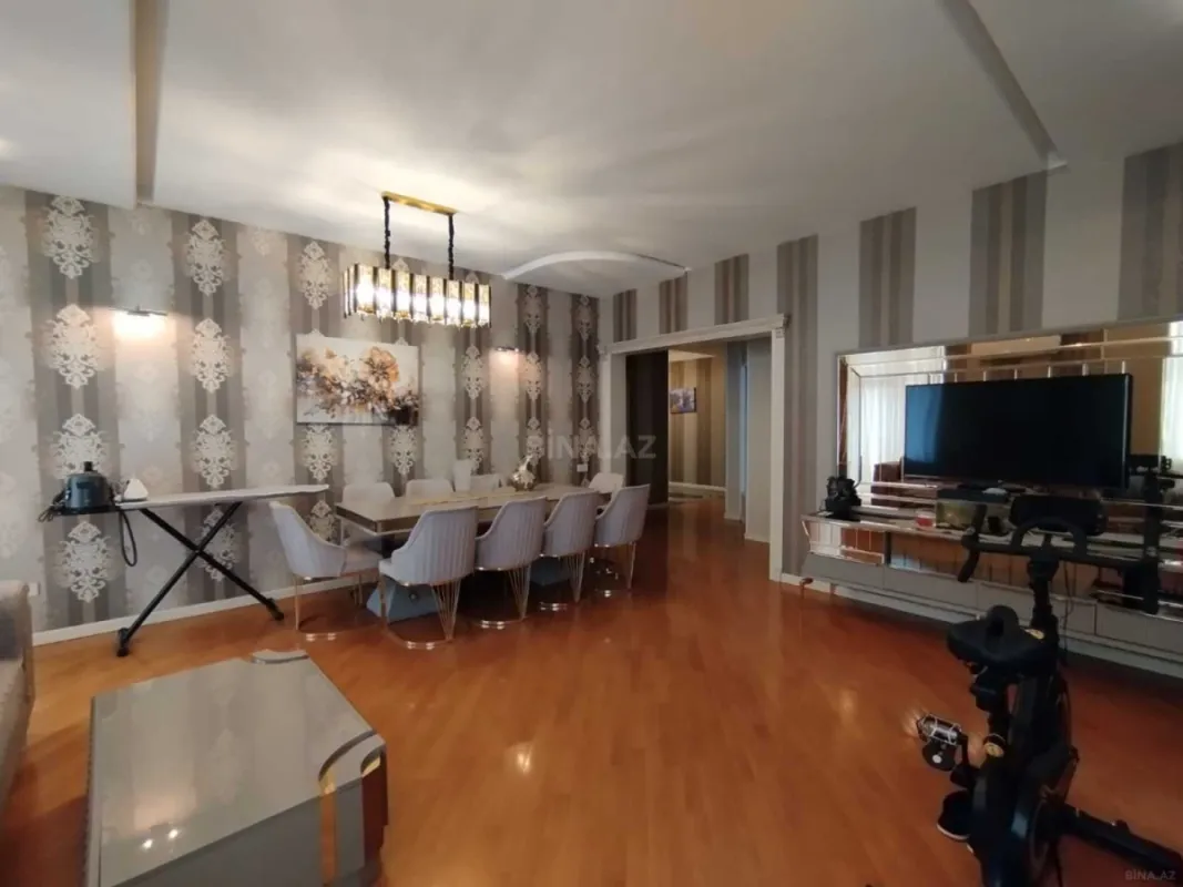 Satılır 4 otaqlı mənzil 180 m²