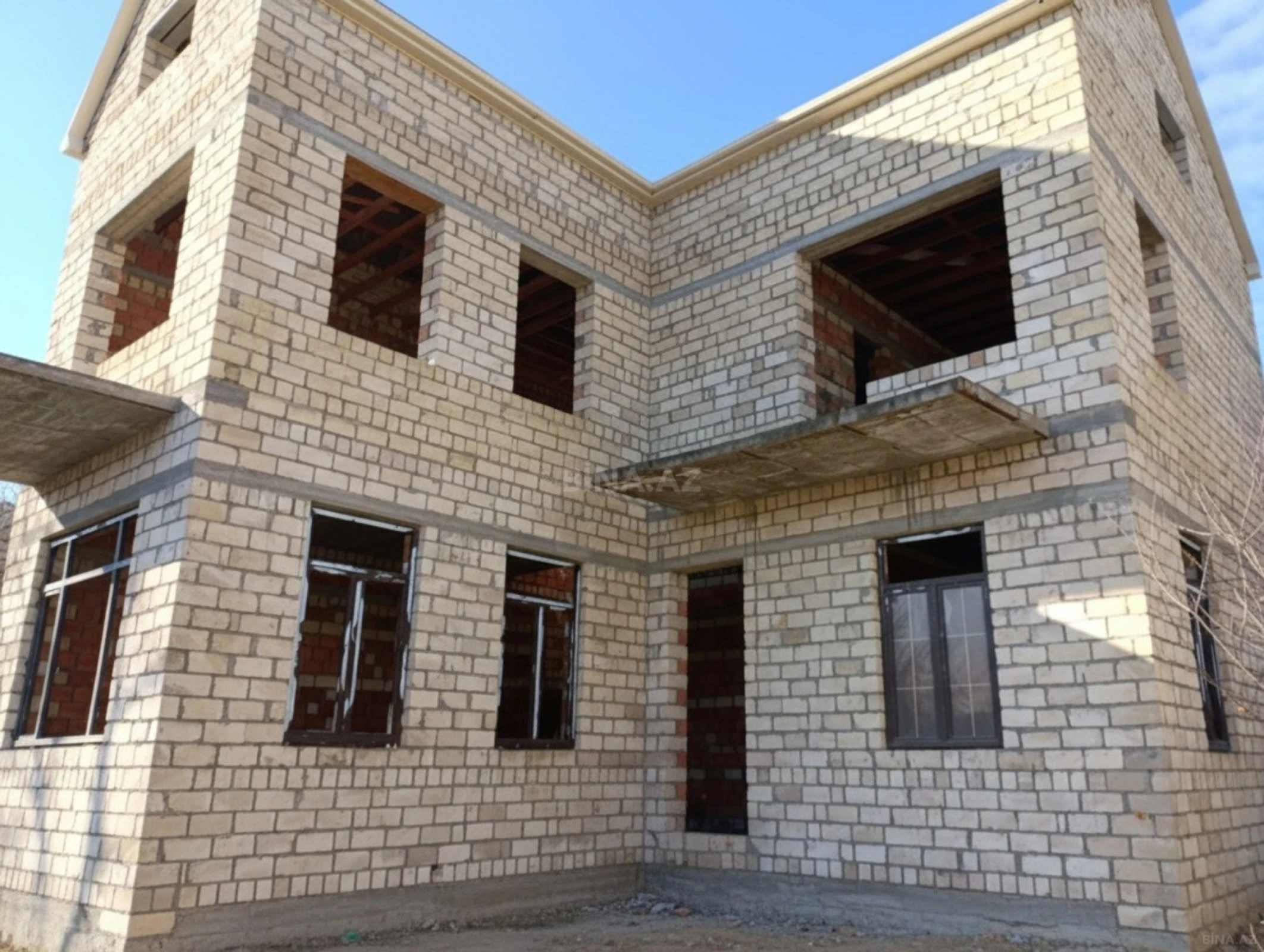 Satılır 10 otaqlı həyət evi 525 m²