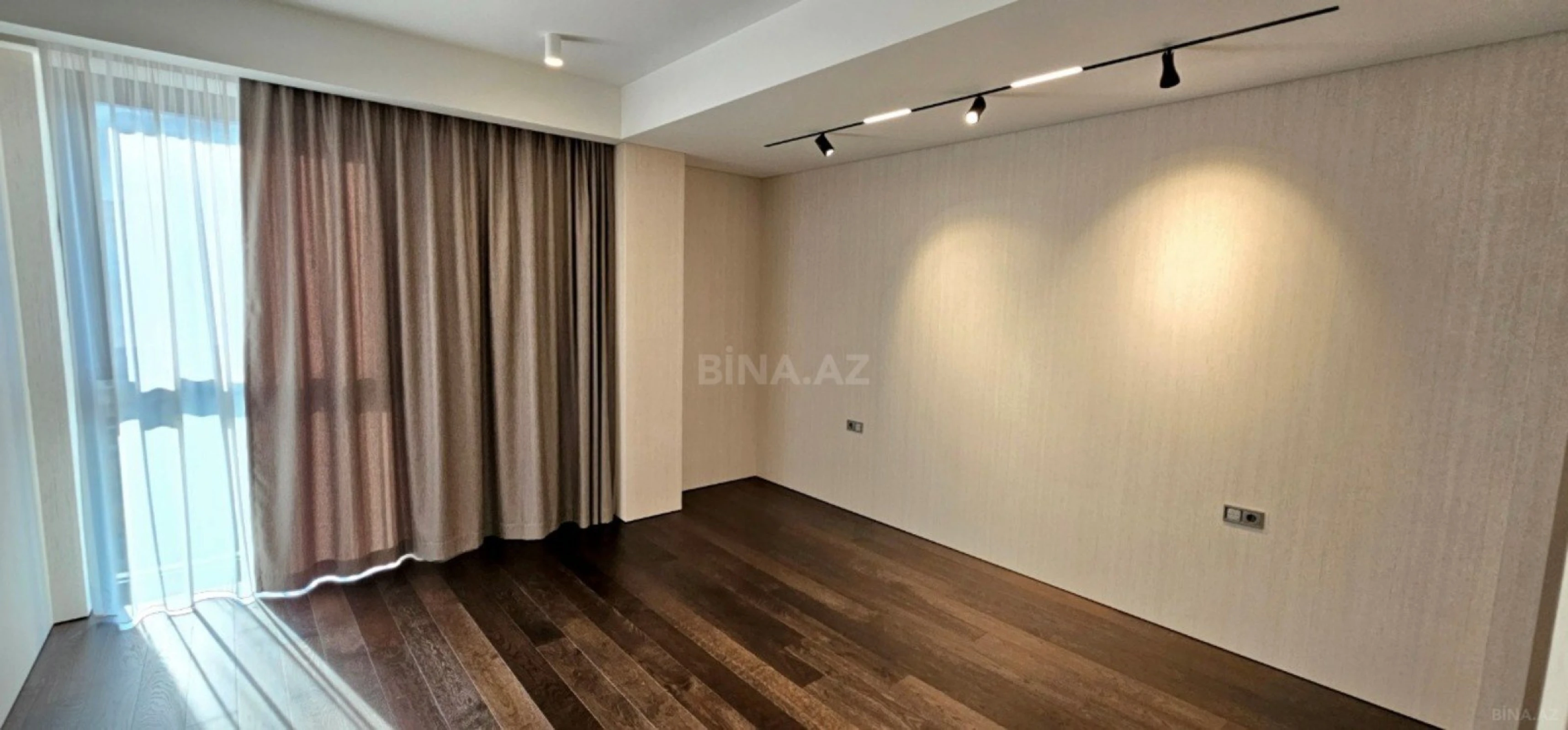 Satılır 4 otaqlı mənzil 289 m²