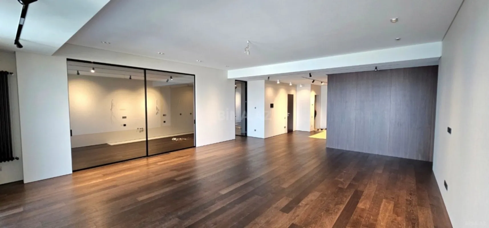 Satılır 4 otaqlı mənzil 289 m²