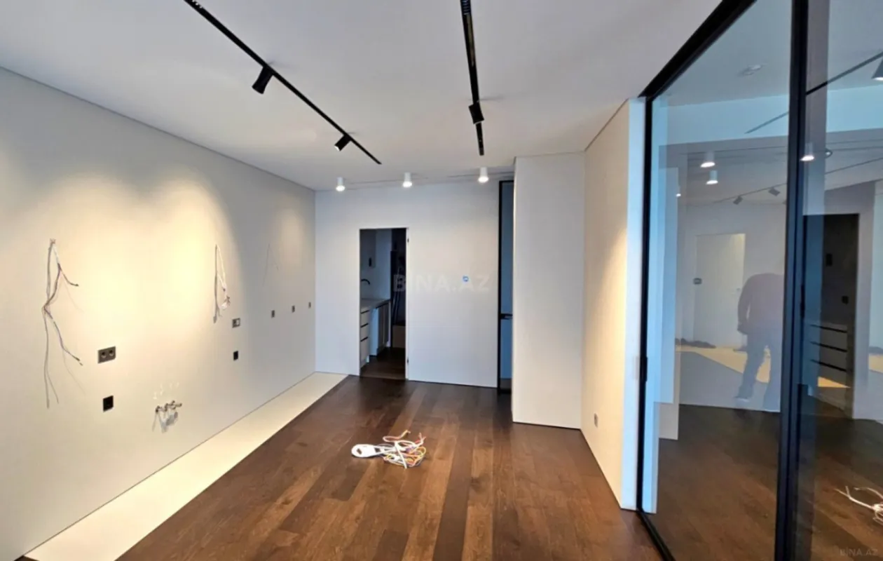 Satılır 4 otaqlı mənzil 289 m²