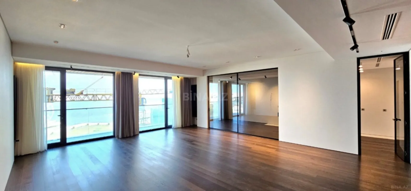 Satılır 4 otaqlı mənzil 289 m²