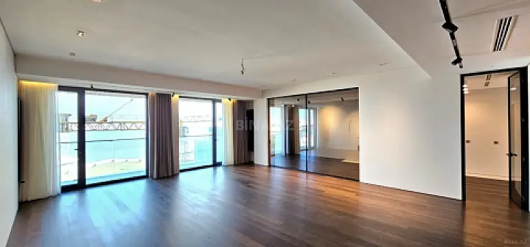 Satılır 4 otaqlı mənzil 289 m²