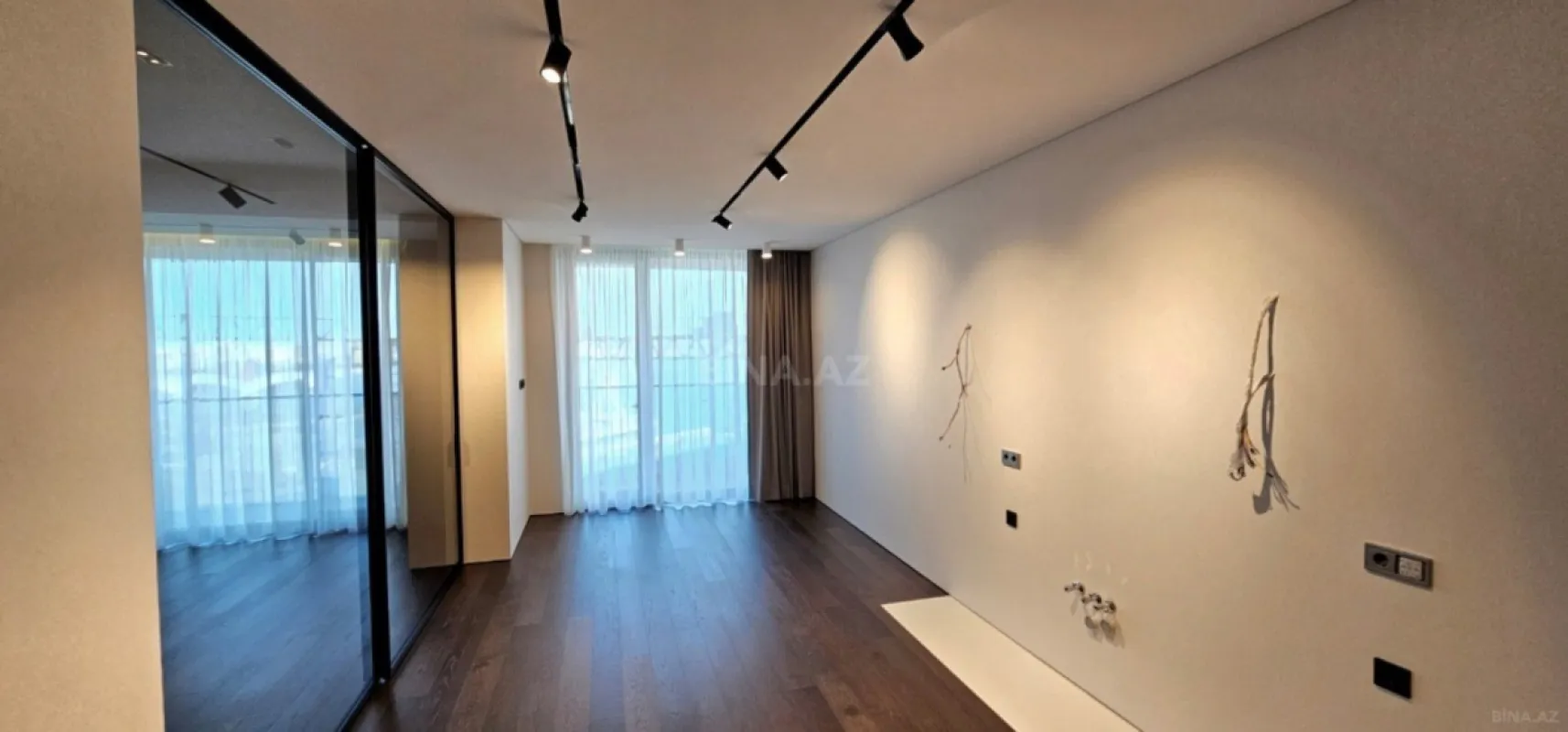 Satılır 4 otaqlı mənzil 289 m²