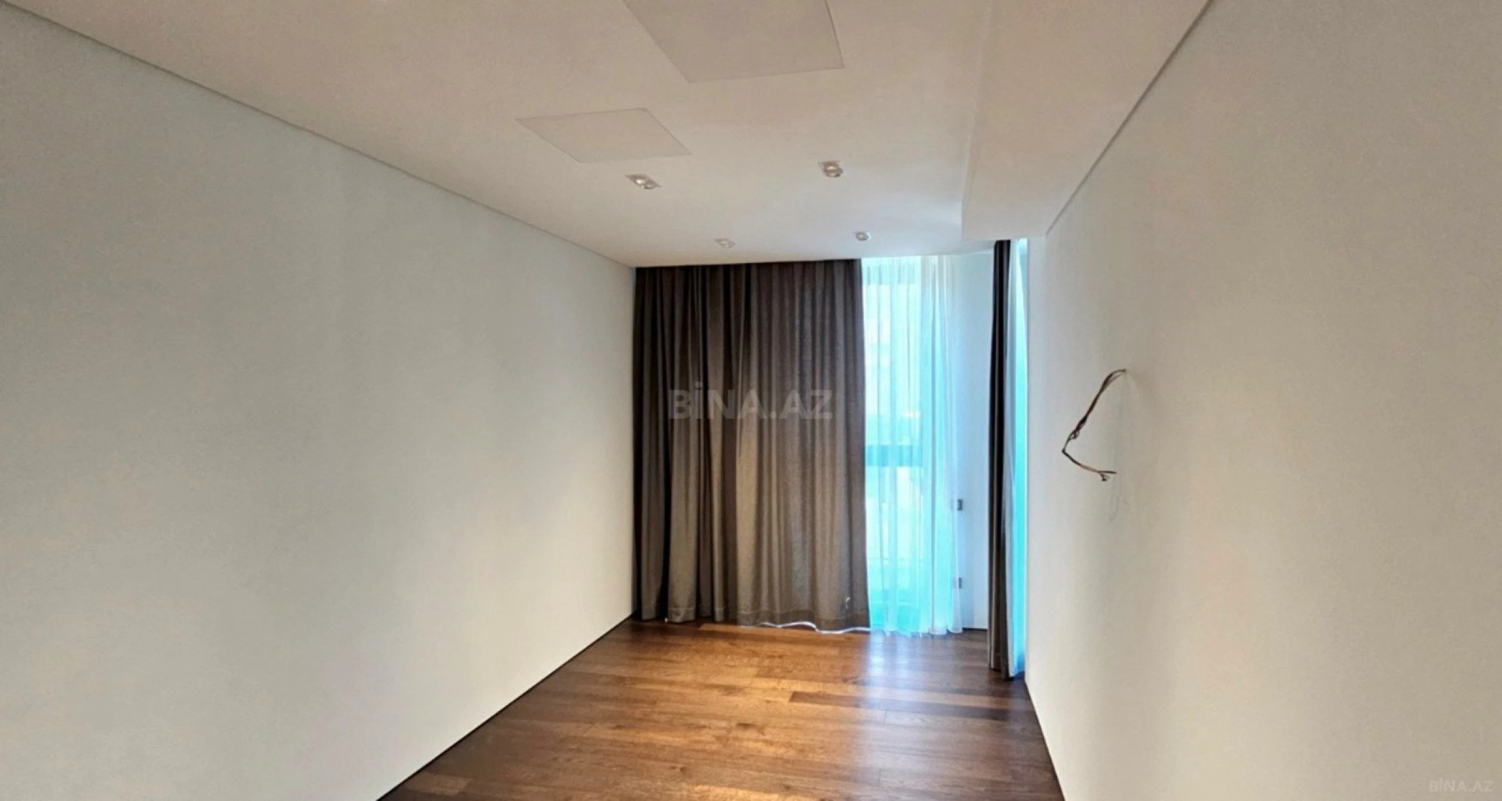 Satılır 4 otaqlı mənzil 289 m²