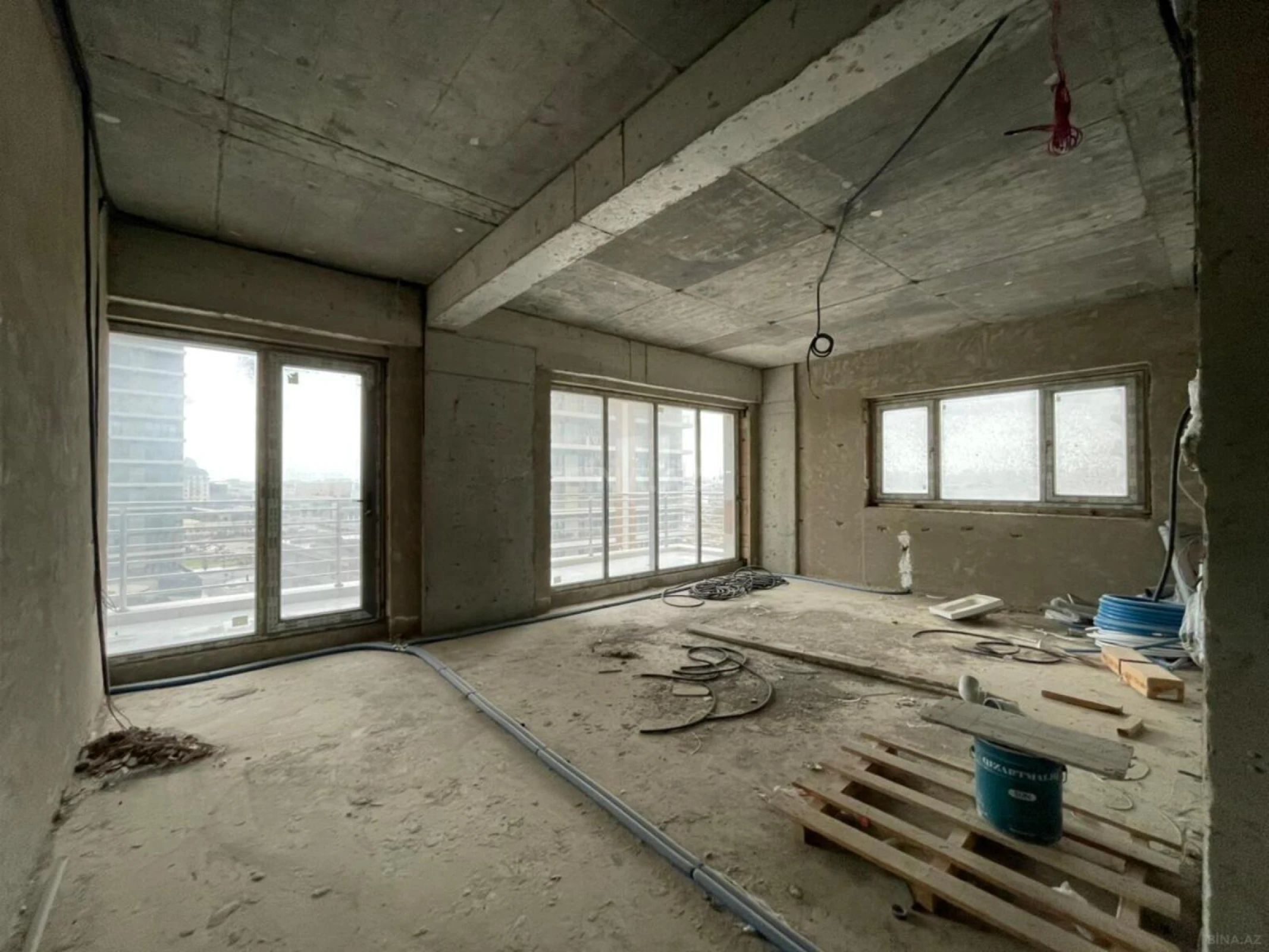 Satılır 3 otaqlı mənzil 157 m²