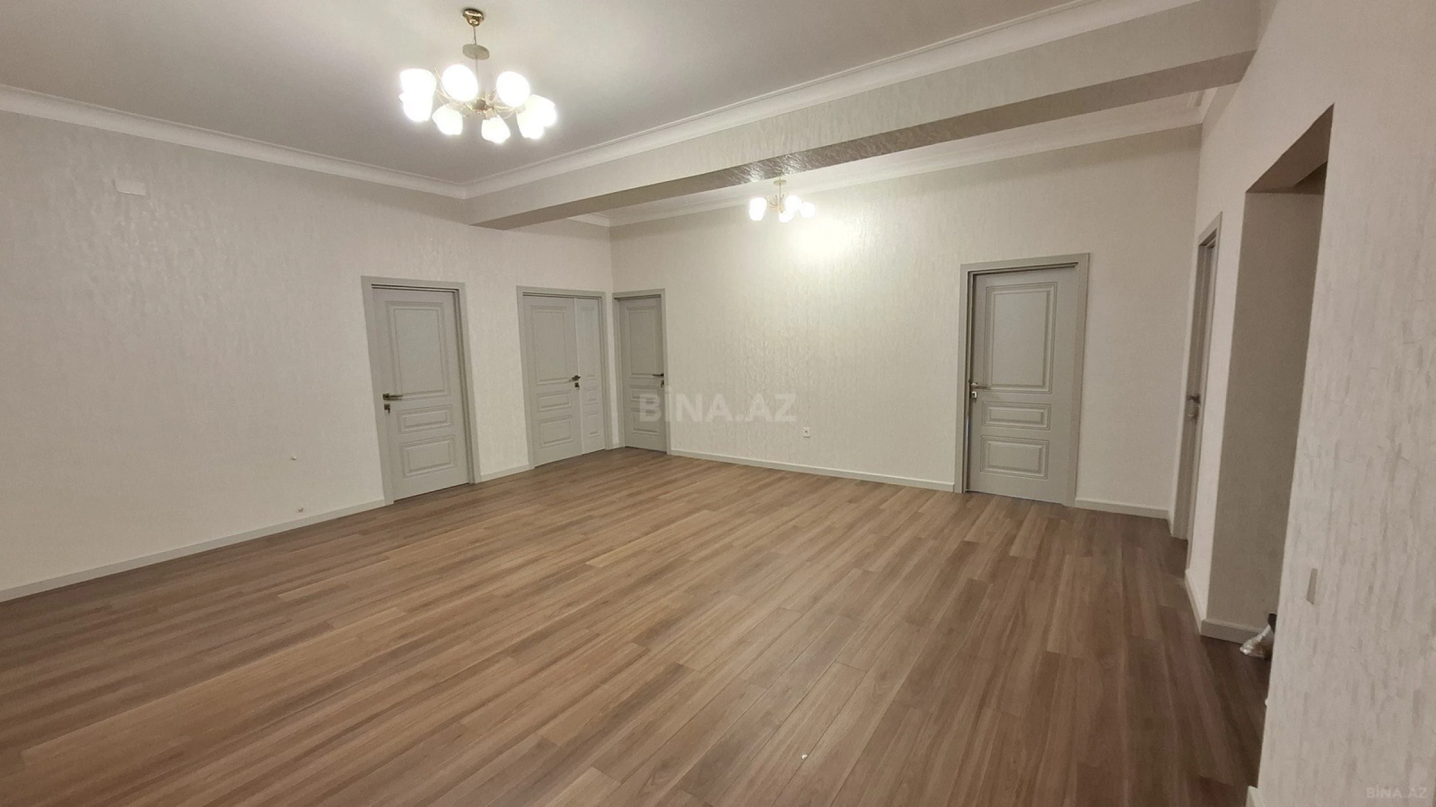 Satılır 5 otaqlı mənzil 200 m²