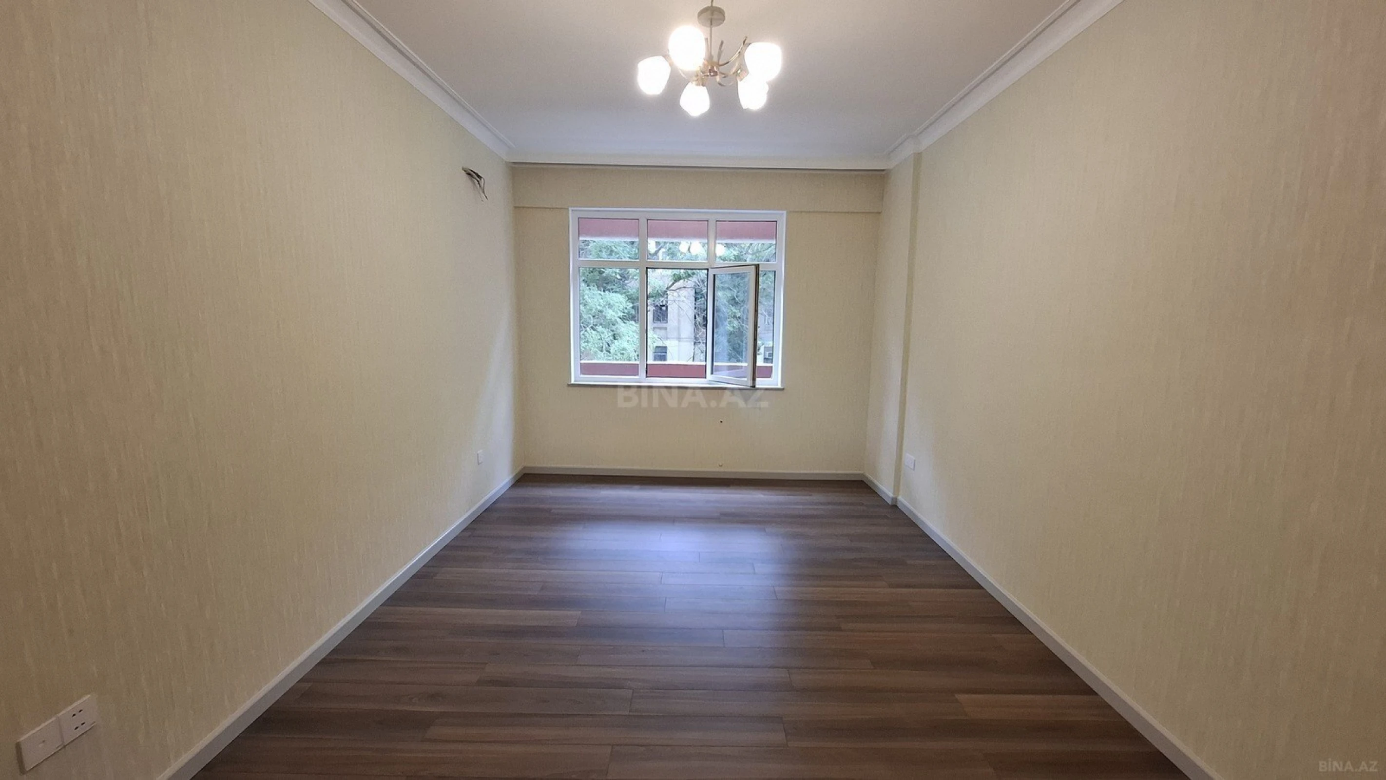 Satılır 5 otaqlı mənzil 200 m²