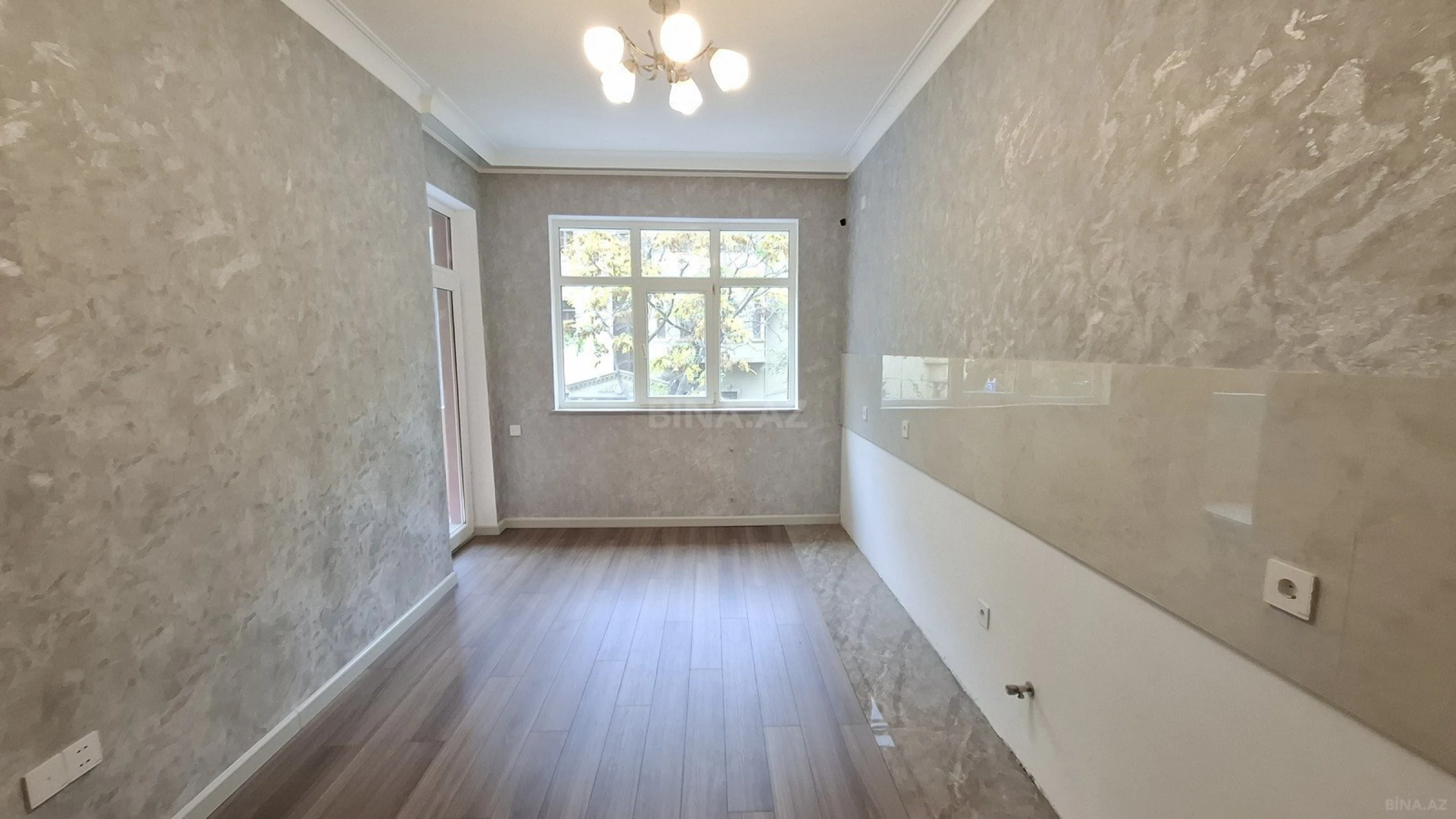 Satılır 5 otaqlı mənzil 200 m²