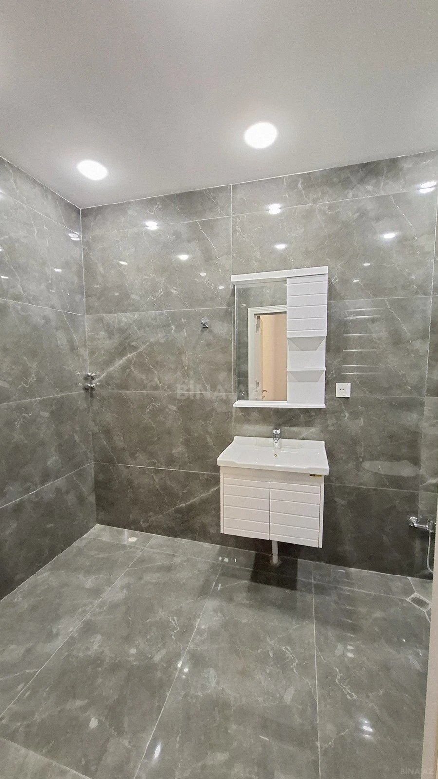 Satılır 5 otaqlı mənzil 200 m²