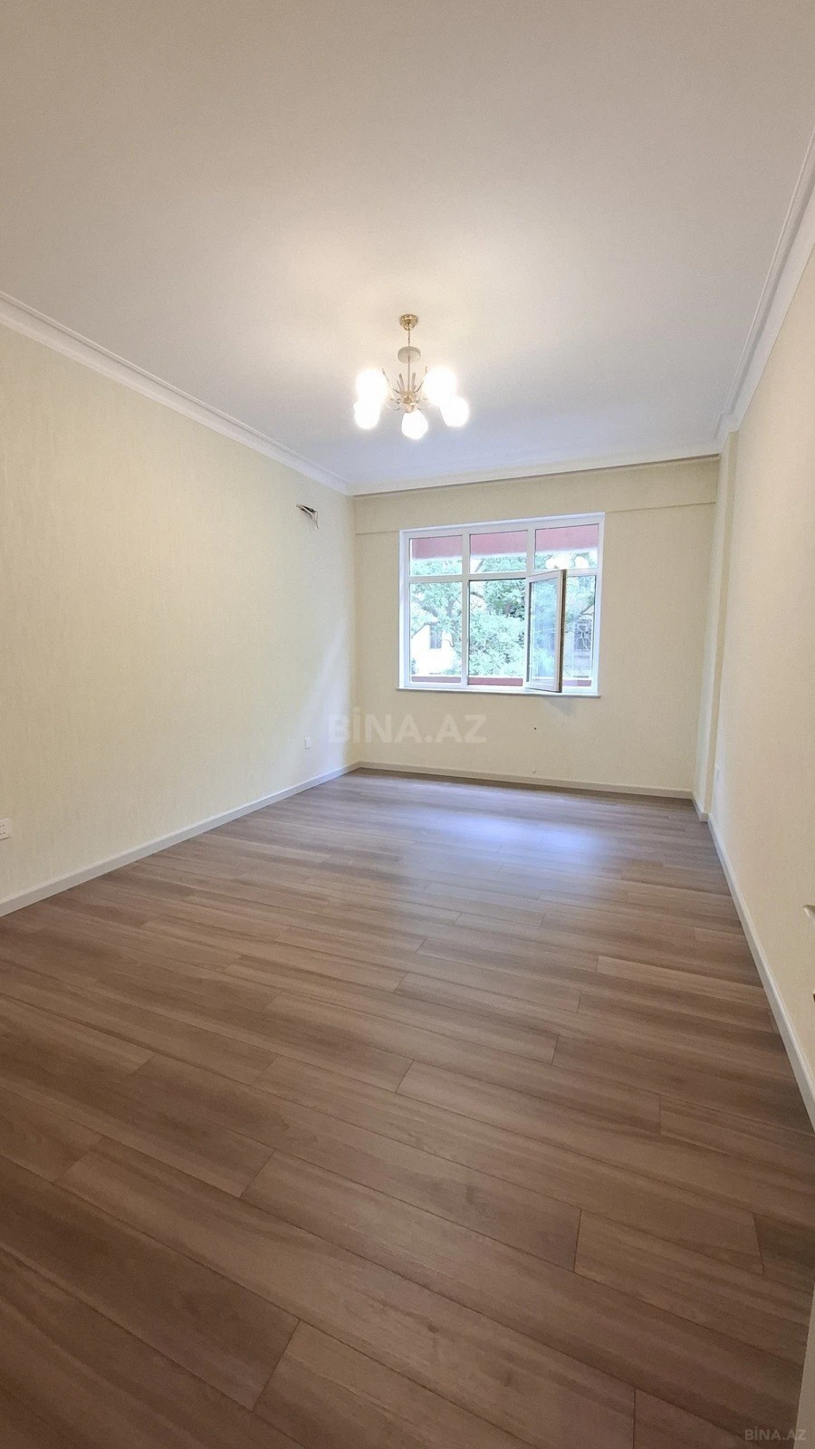 Satılır 5 otaqlı mənzil 200 m²