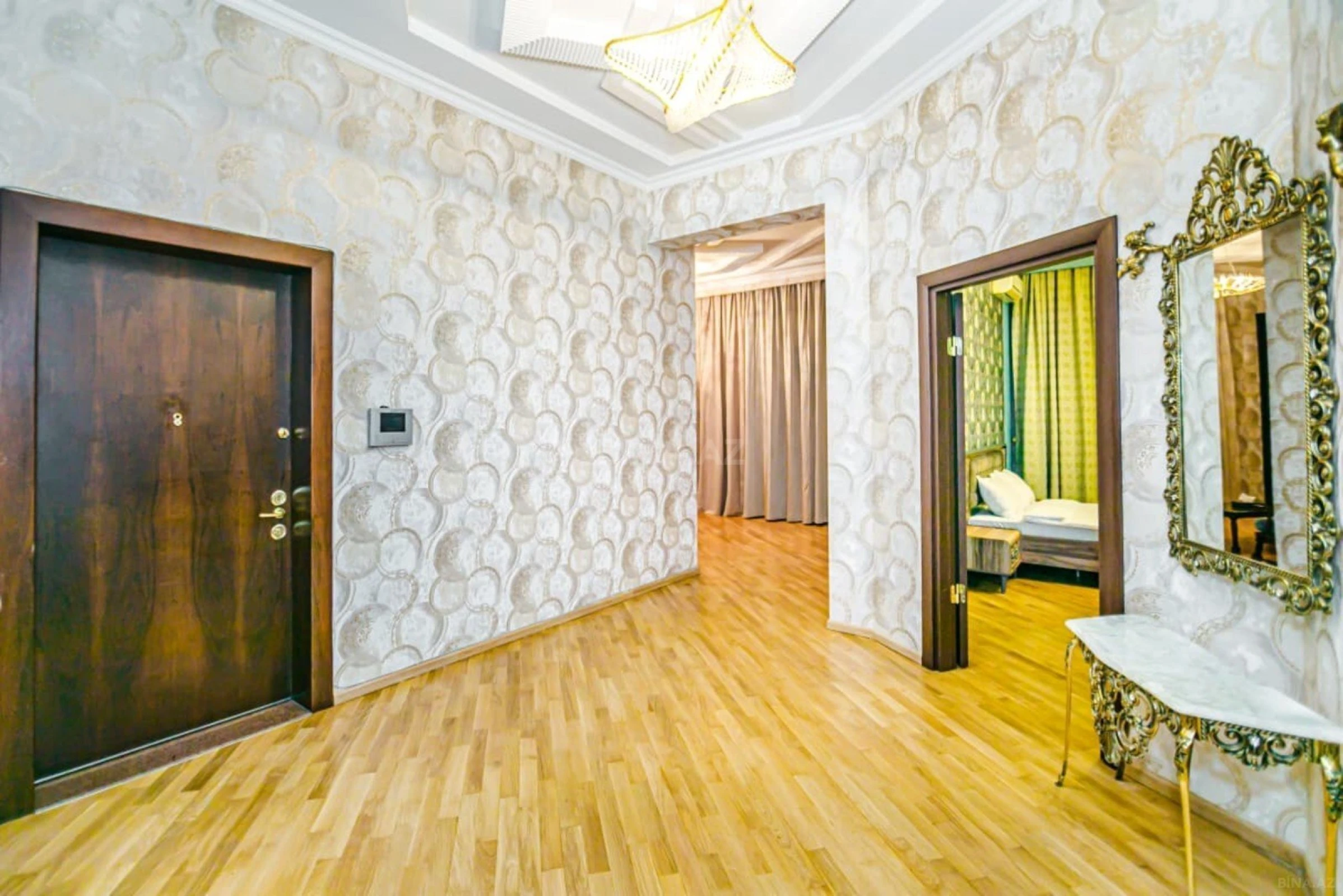 Satılır 5 otaqlı mənzil 350 m²