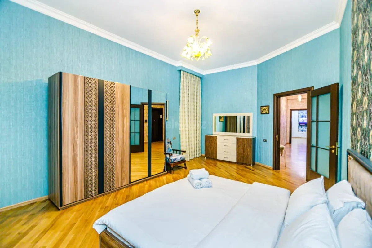 Satılır 5 otaqlı mənzil 350 m²