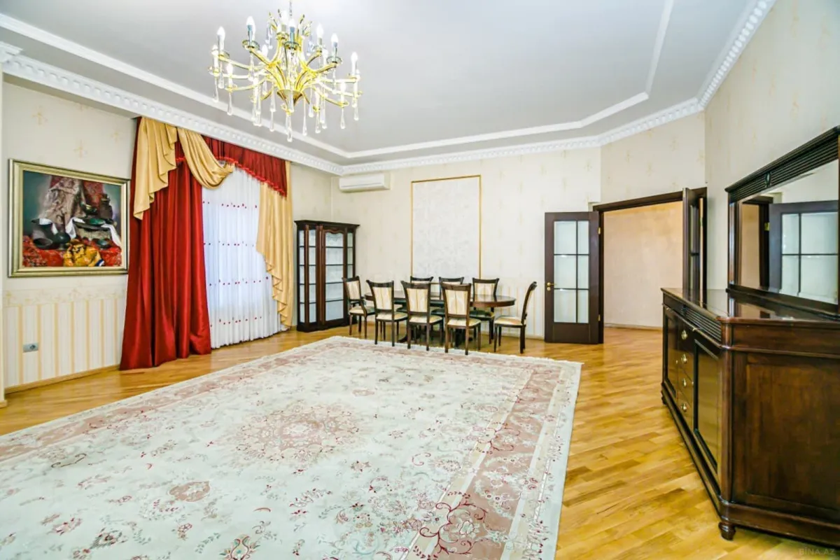 Satılır 5 otaqlı mənzil 350 m²