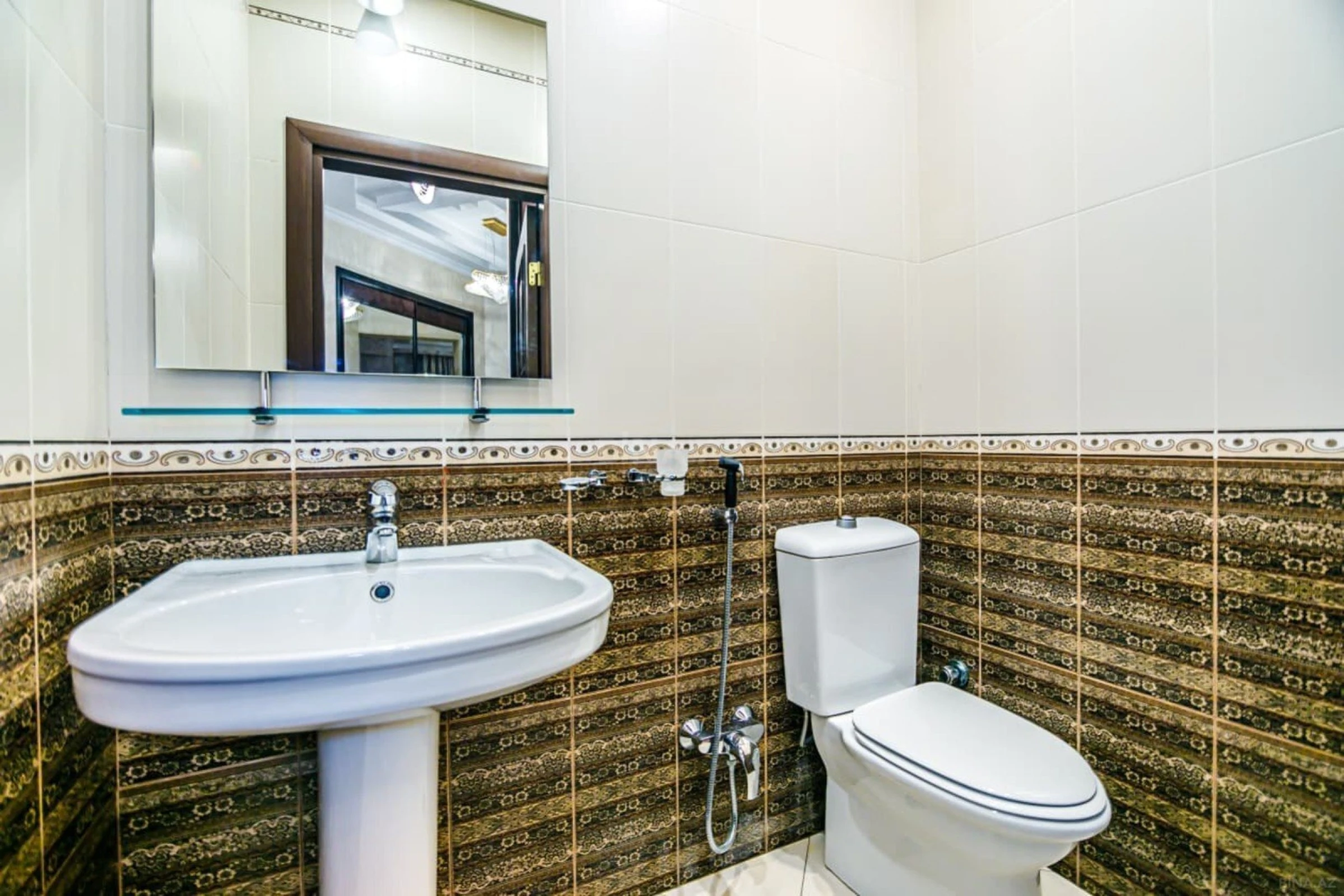 Satılır 5 otaqlı mənzil 350 m²