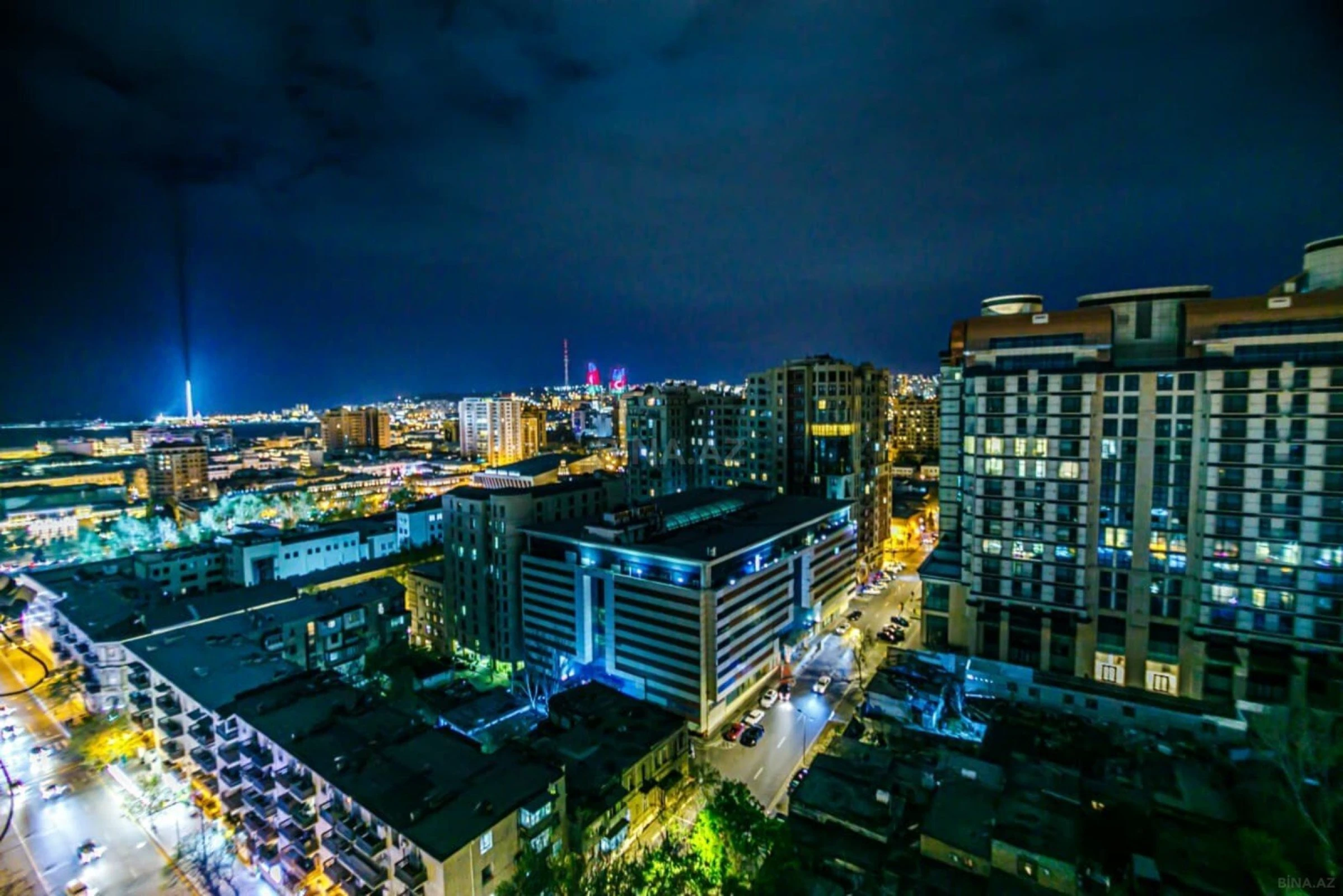 Satılır 5 otaqlı mənzil 350 m²