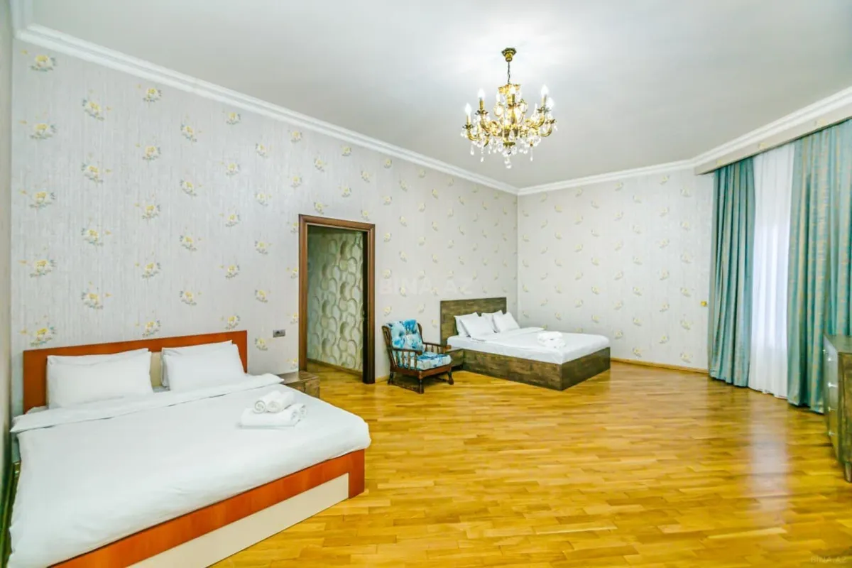 Satılır 5 otaqlı mənzil 350 m²