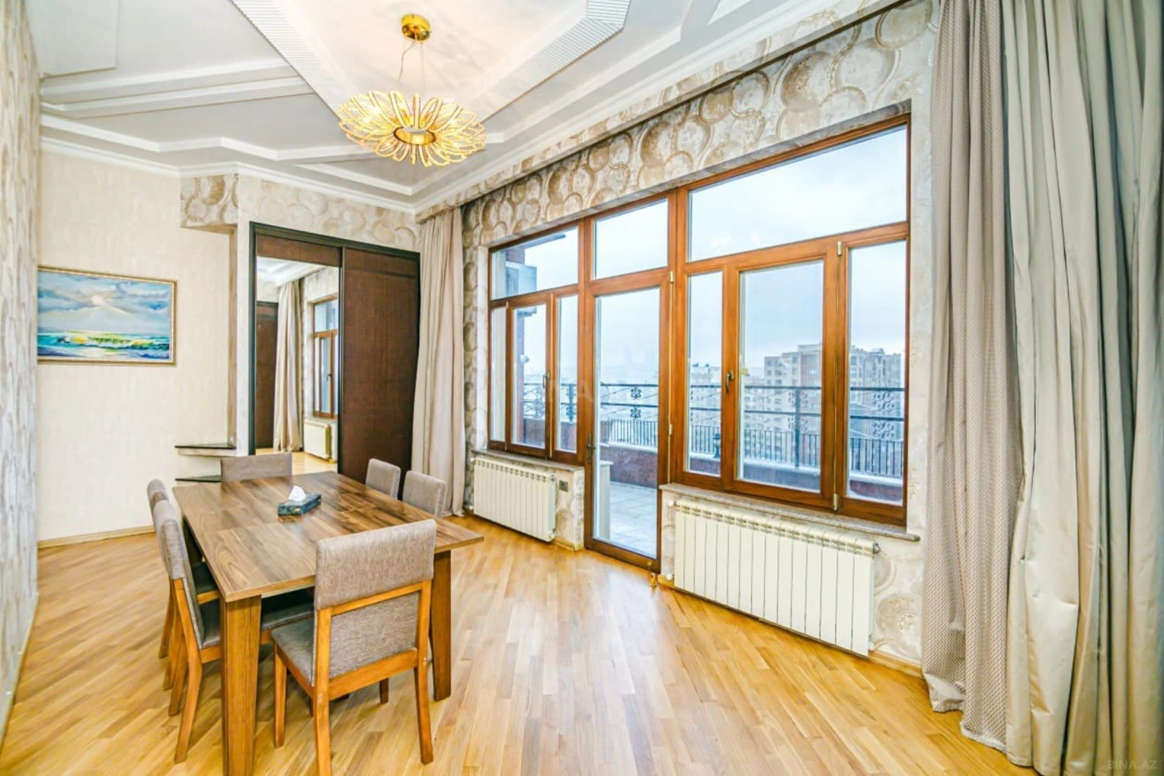 Satılır 5 otaqlı mənzil 350 m²