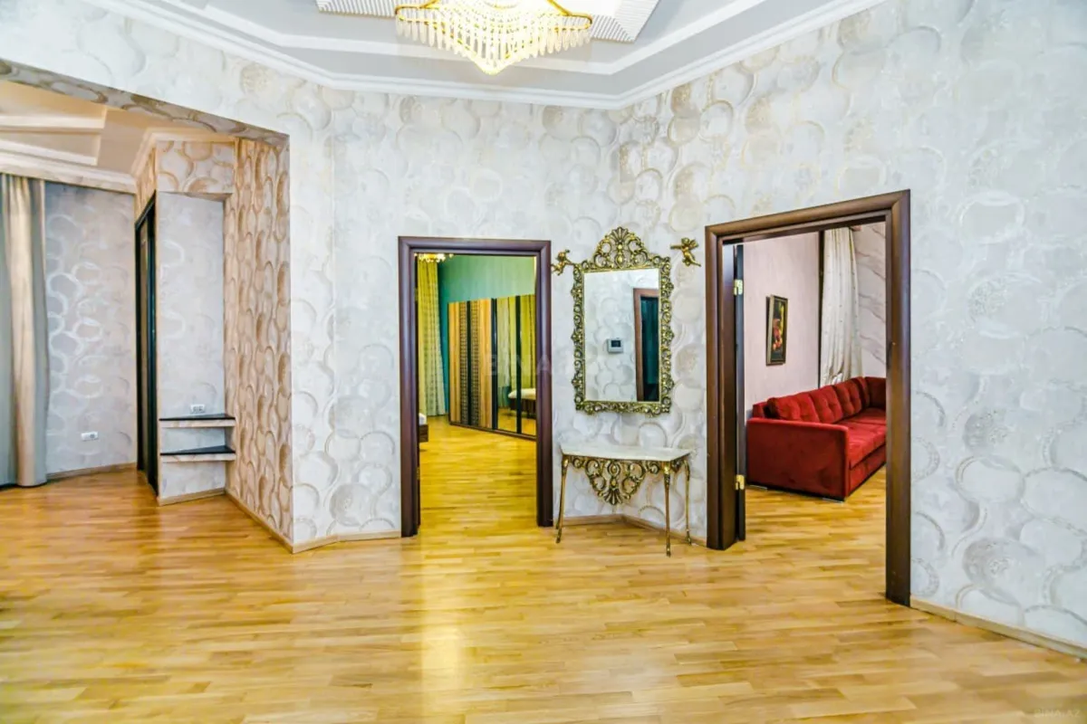 Satılır 5 otaqlı mənzil 350 m²