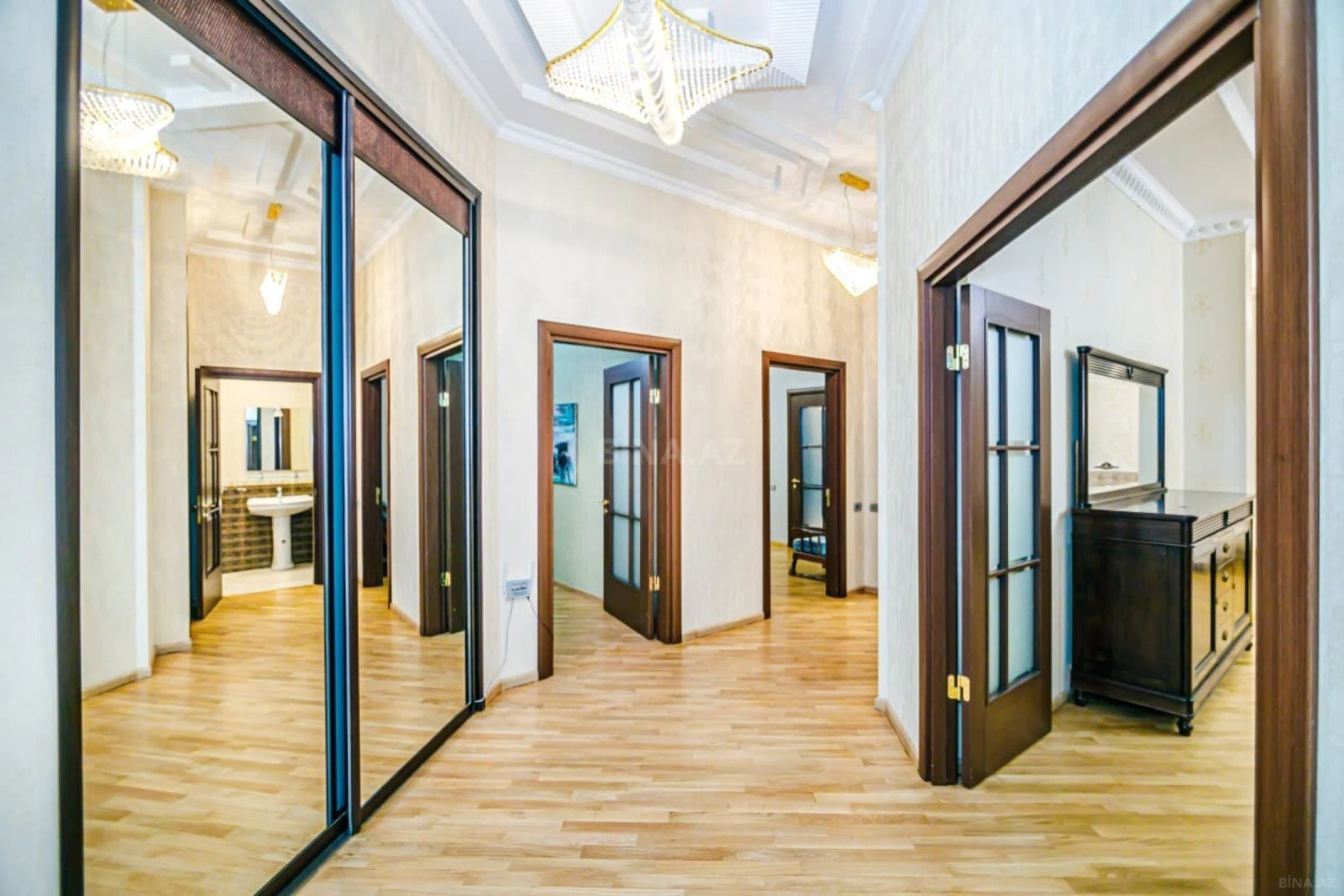 Satılır 5 otaqlı mənzil 350 m²