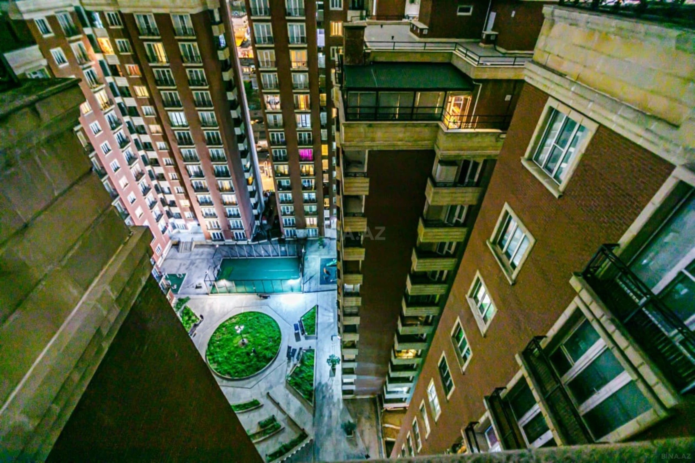 Satılır 5 otaqlı mənzil 350 m²
