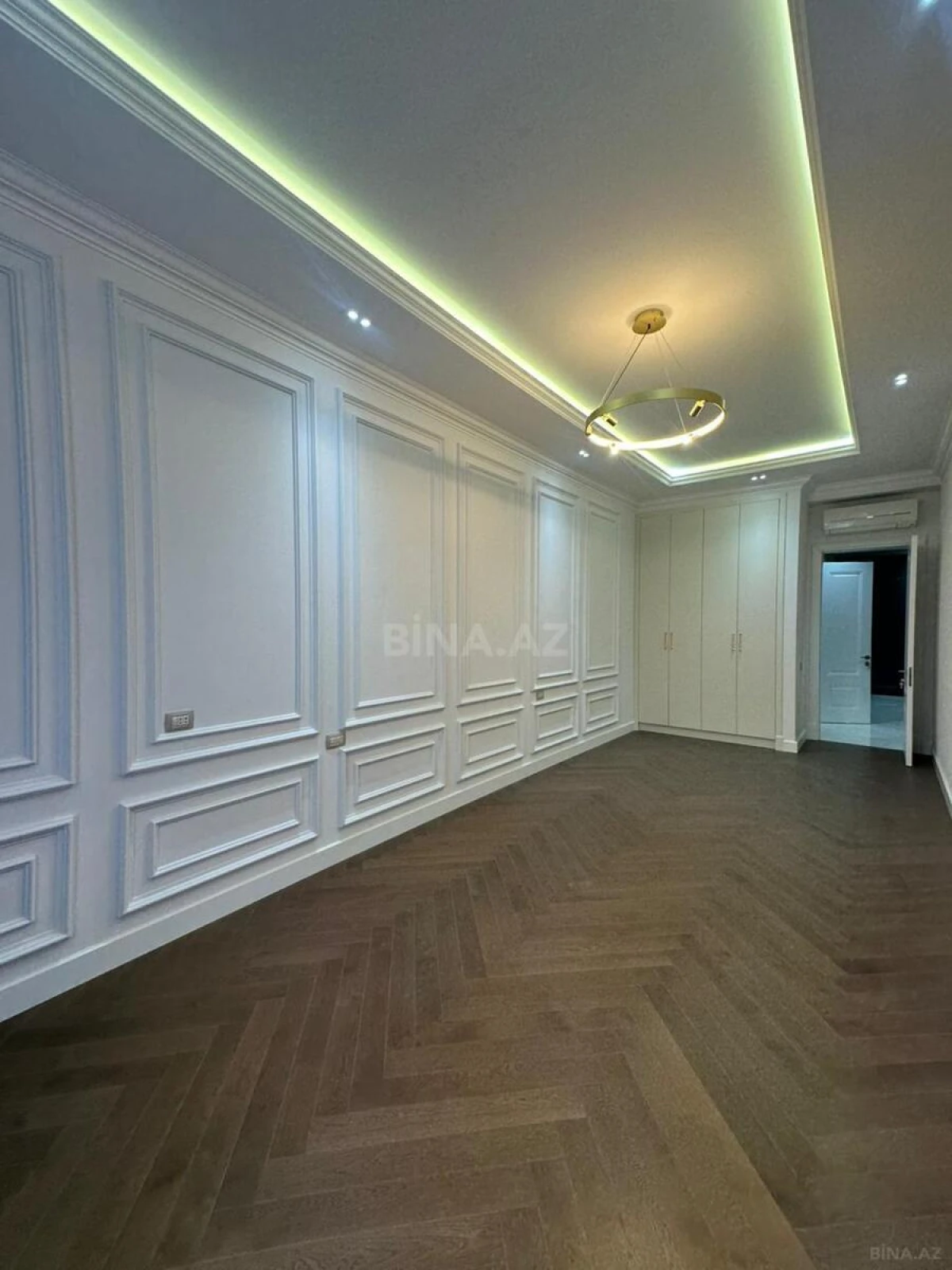 Satılır 4 otaqlı mənzil 230 m²
